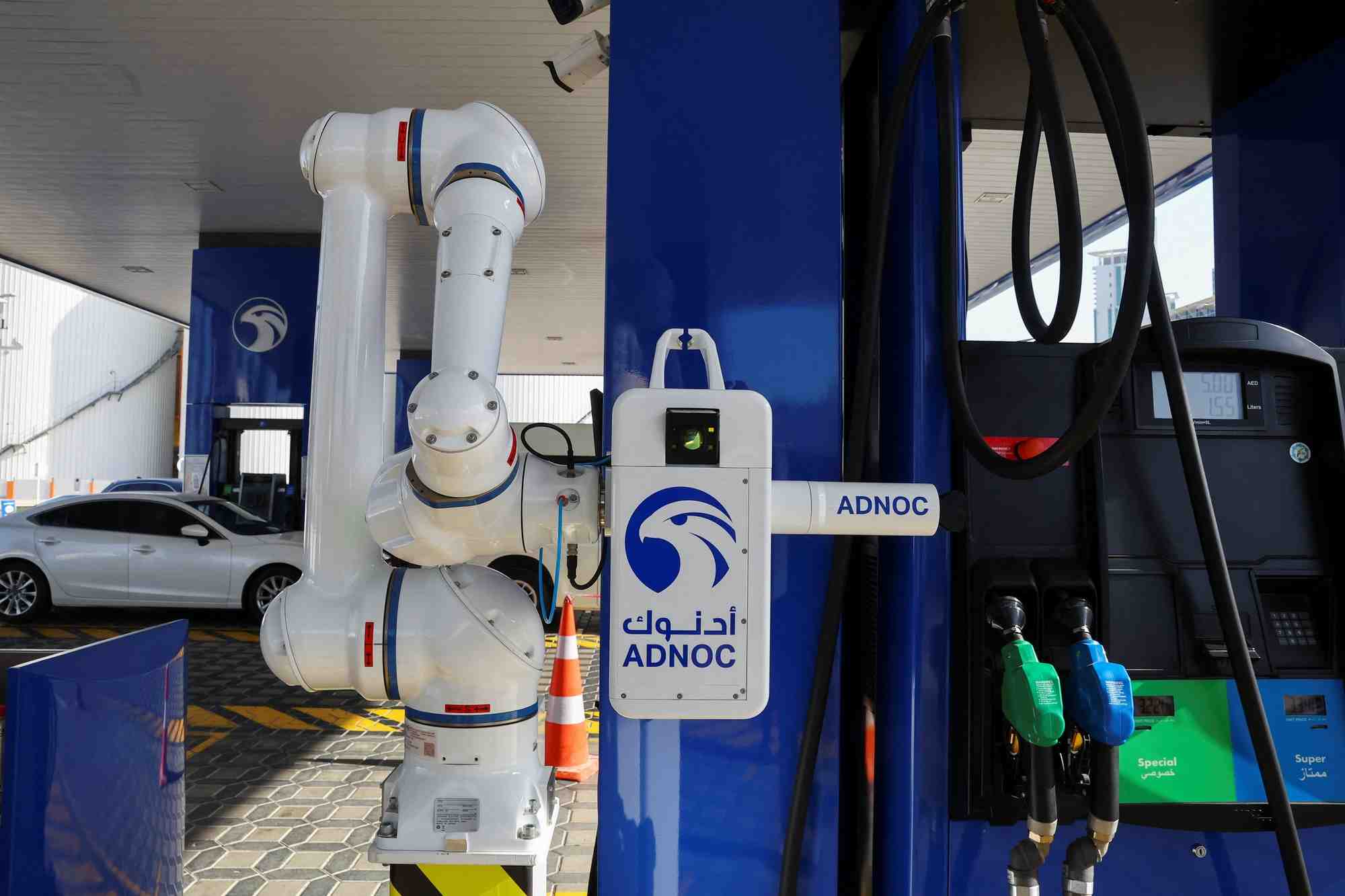 Un pilote de bras de ravitaillement robotise est photographie lors d'une demonstration a la compagnie nationale de petrole d'abu dhabi (adnoc)