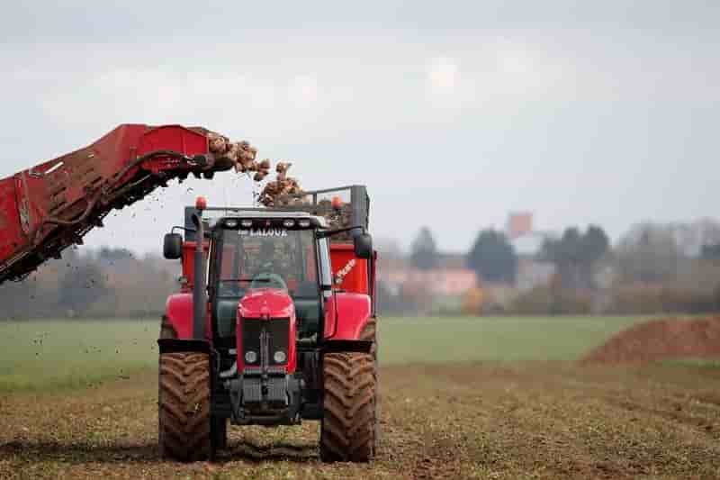 Les agriculteurs "defavorises" poursuivent les blocages