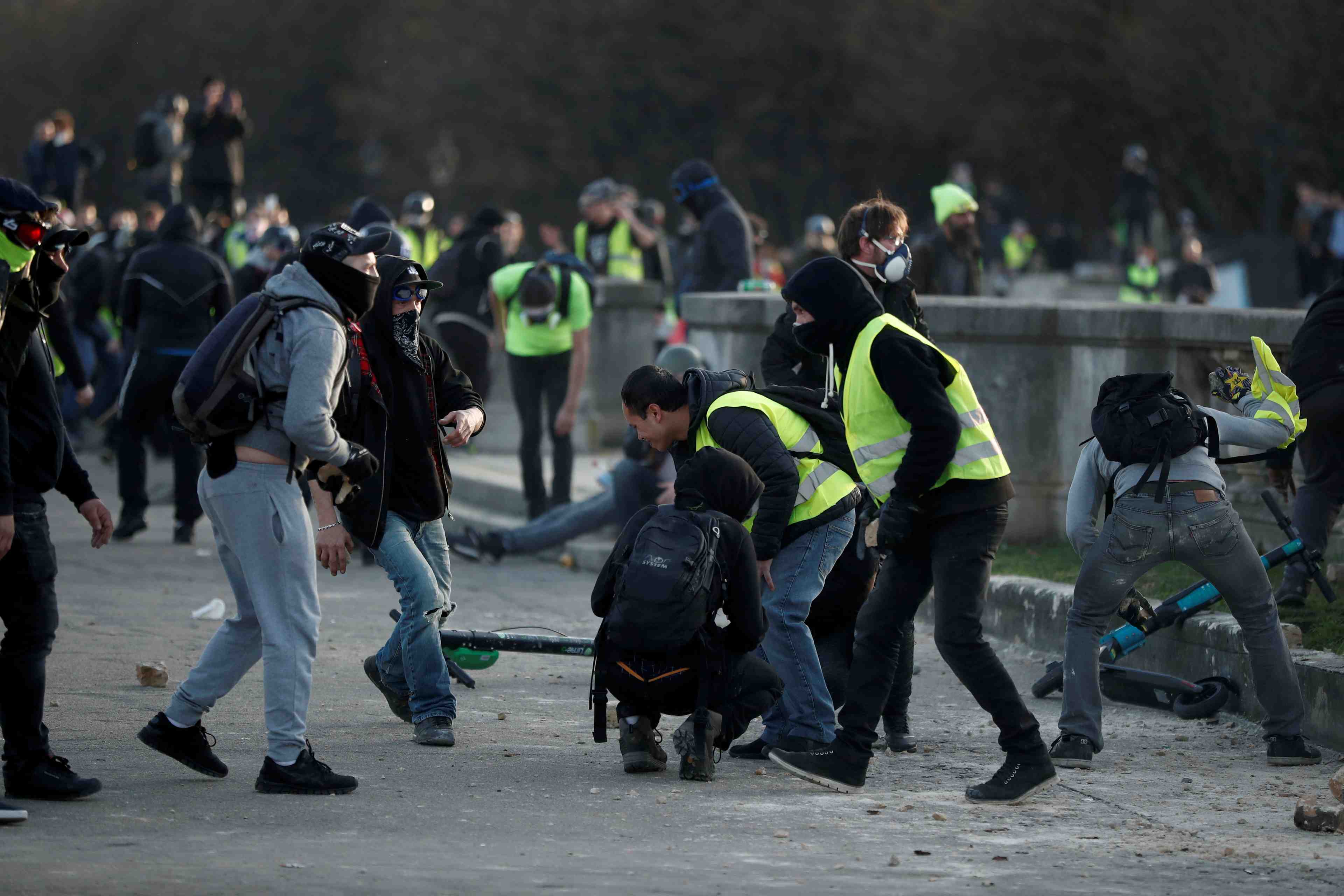 Gilets jaunes: ceux qui vont aux manifs violentes sont complices, dit macron