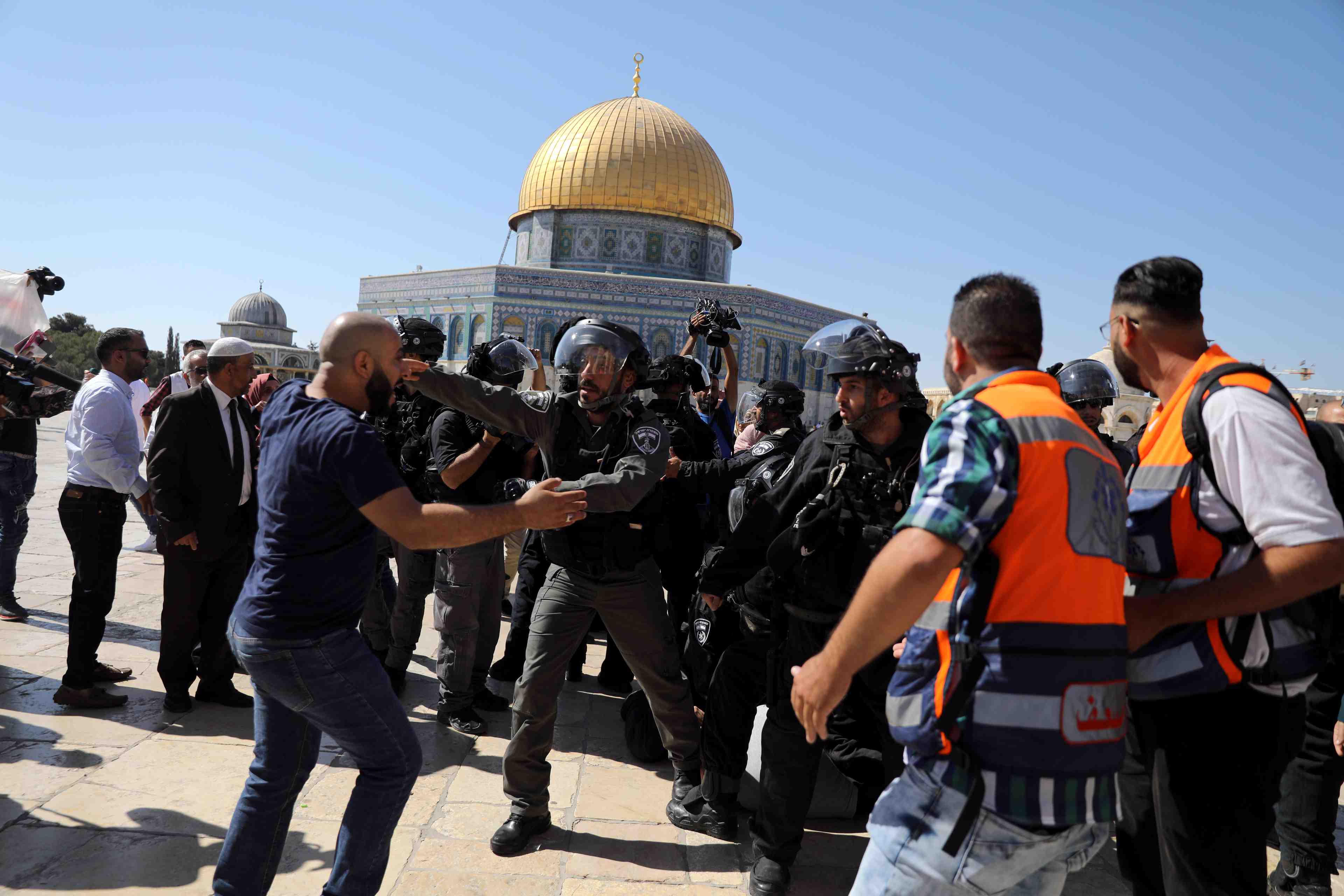 Bousculades et grenades assourdissantes sur l'esplanade des mosquees
