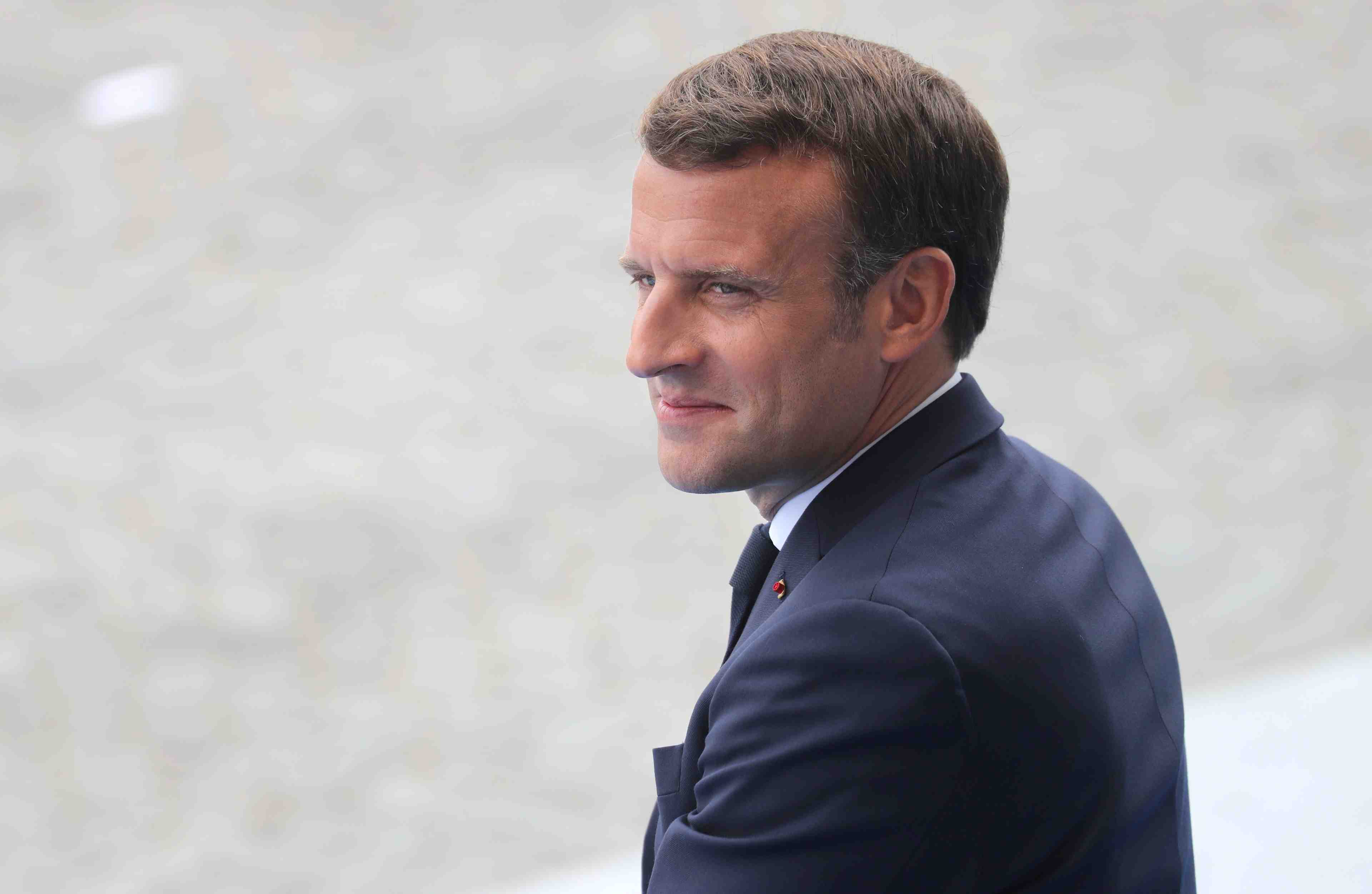 Macron annonce exoneration de charges et contrats d'insertion pour les jeunes