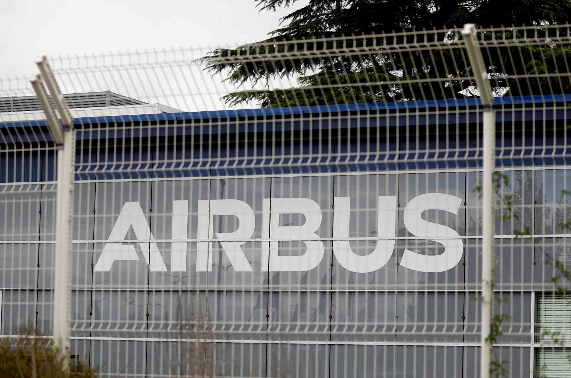 Usa et ue suspendent les surtaxes liees au conflit airbus-boeing, selon bloomberg