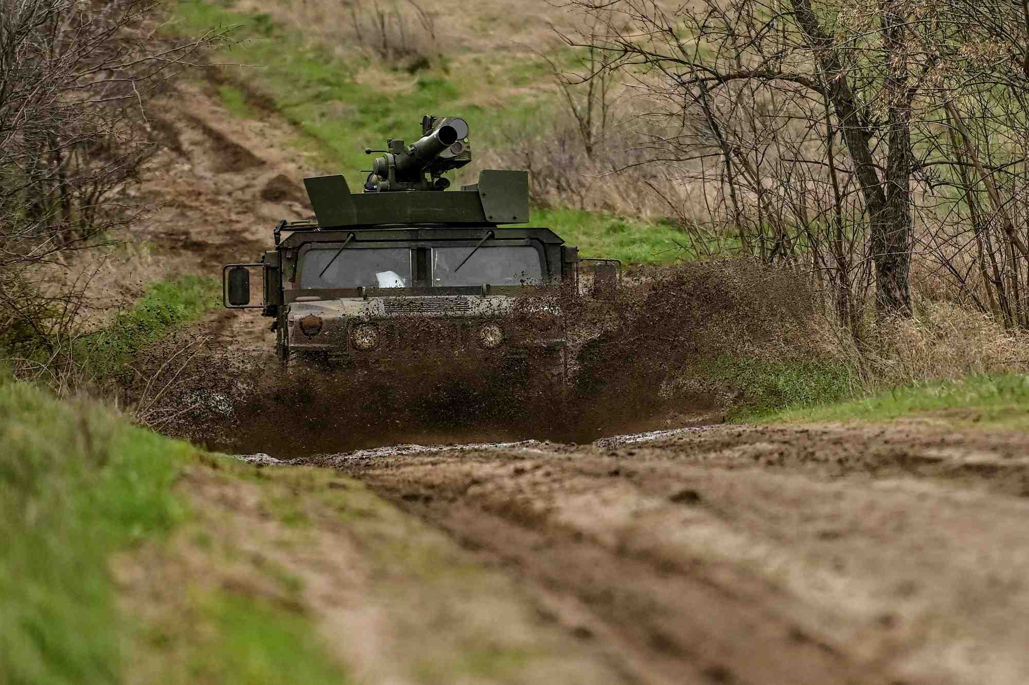 Des militaires ukrainiens participent a des exercices militaires