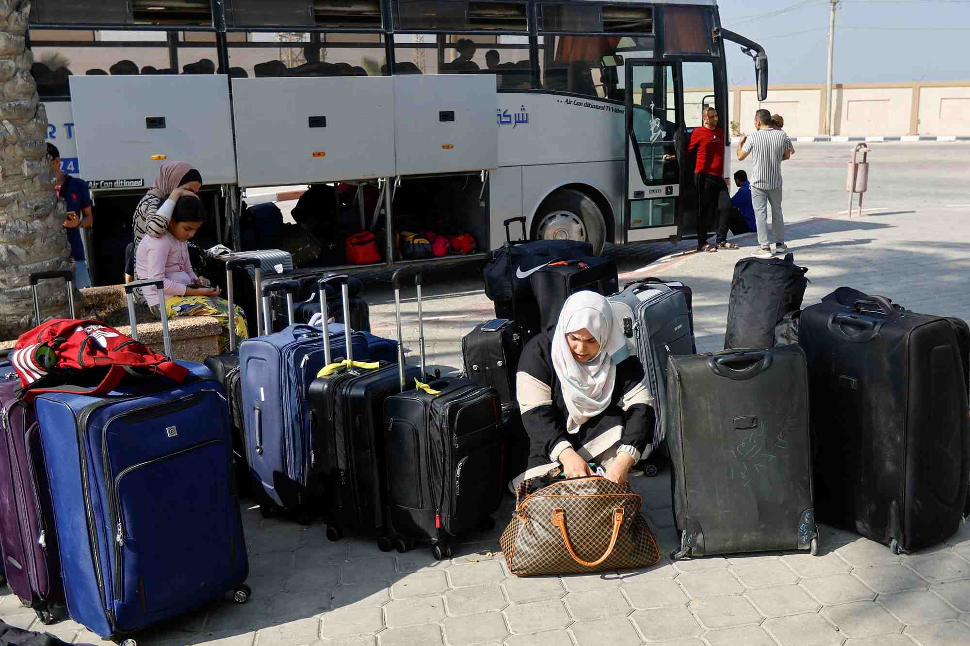 Des palestiniens munis de passeports etrangers attendent l'autorisation de quitter gaza, au poste frontiere de rafah avec l'egypte
