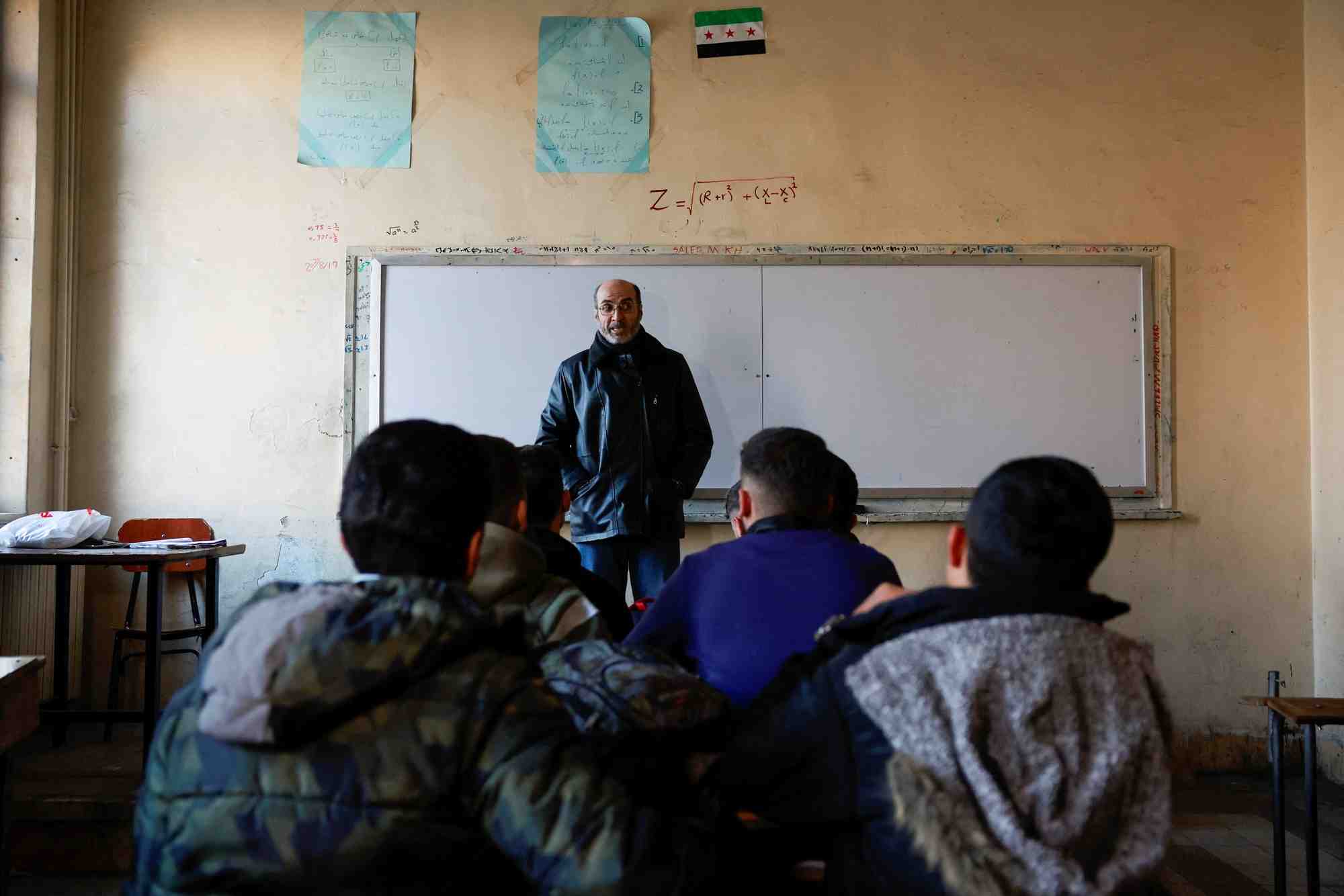 Des etudiants sont assis dans une salle de classe d'une ecole a damas, en syrie