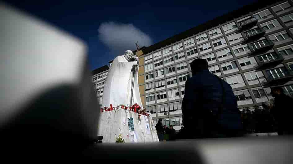 Le pape doit enfin quitter l’hôpital Gemelli de Rome où il était soigné depuis
5 semaines d'une pneumonie.