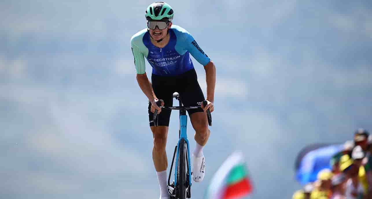 Félix Gall passe la ligne d'arrivée de la 13 e étape du Tour de France à Loudenvielle.