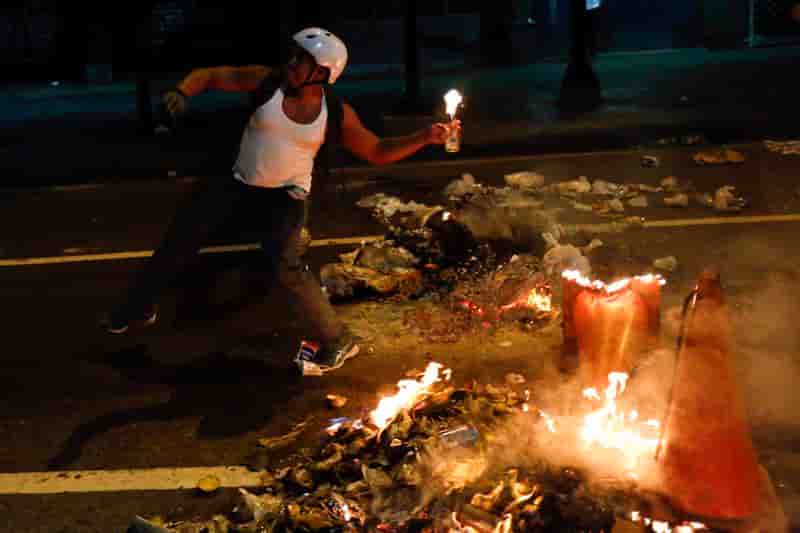 Trois morts dans des violences politiques à Caracas
