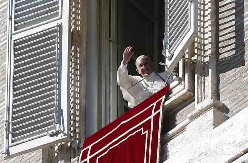 Le pape promet de poursuivre ses reformes malgre les fuites