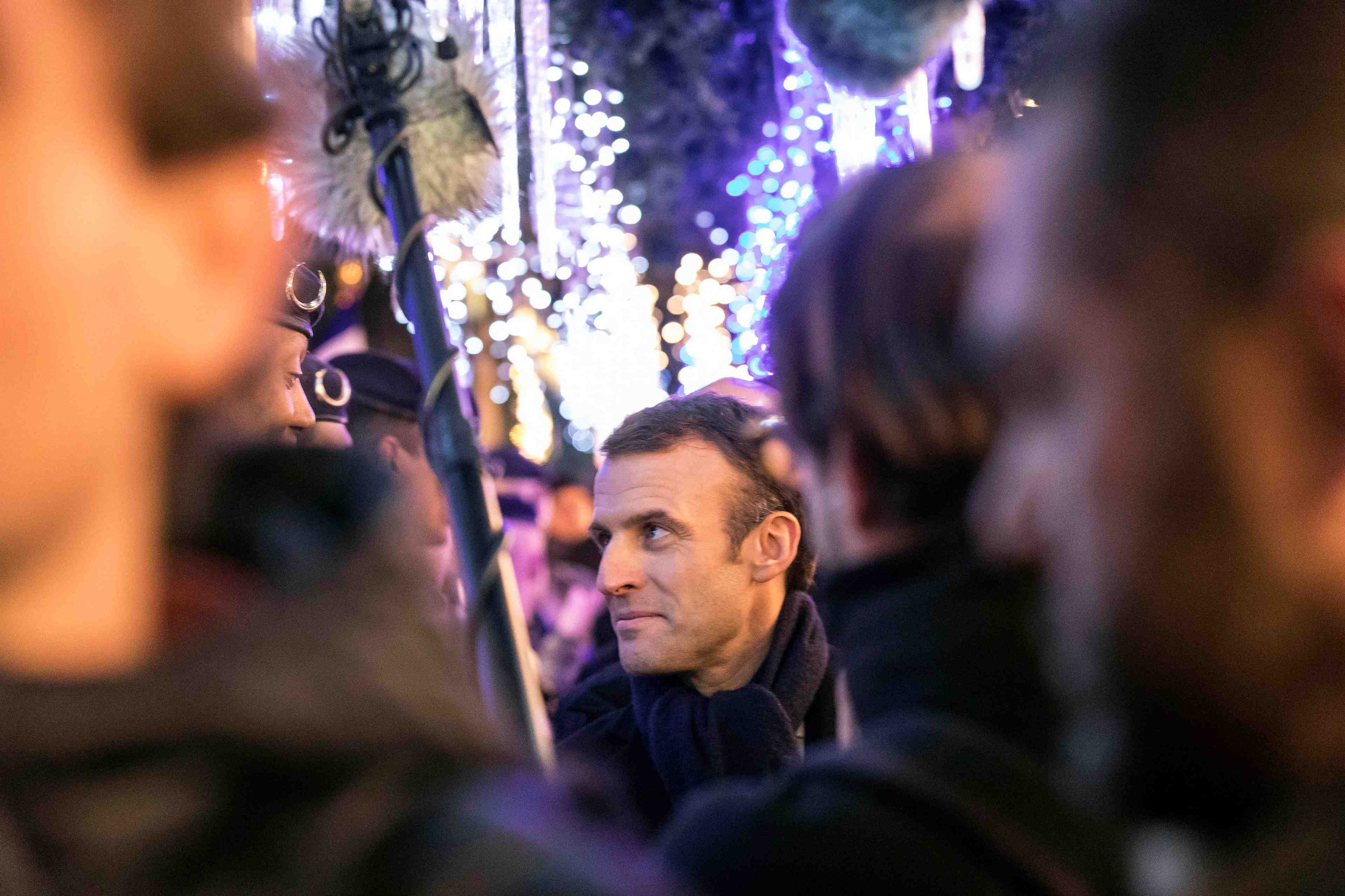 Sondage: petite hausse de la cote de confiance d'emmanuel macron