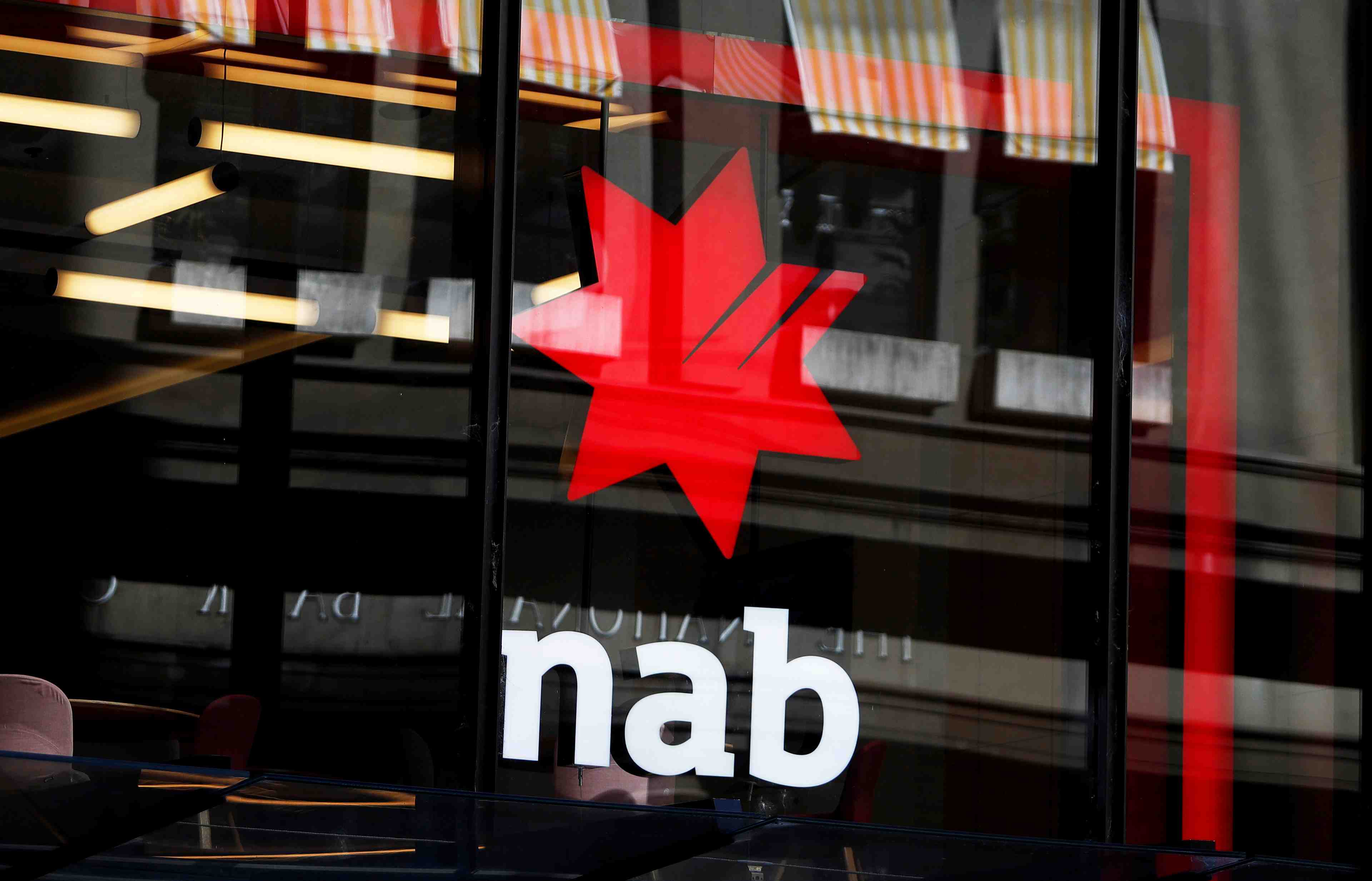 La national australia bank prevoit de s'installer a paris