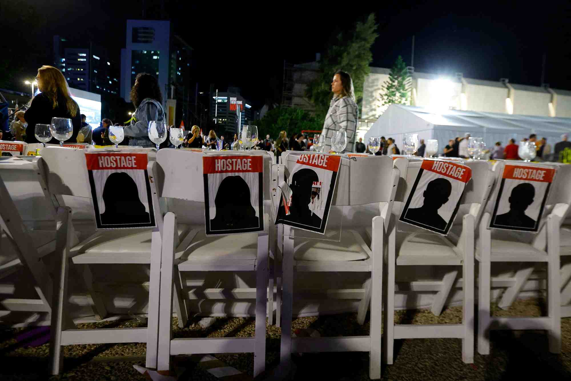 Des pancartes sont collees sur des chaises vides alors que les gens attendent des nouvelles des otages qui devraient etre liberes par le hamas