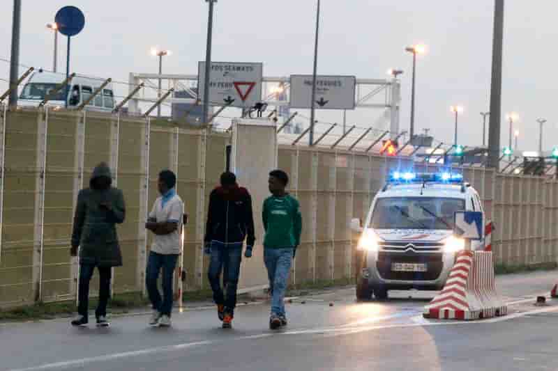 Bernard Cazeneuve refuse d'ouvrir un centre d'accueil à Calais