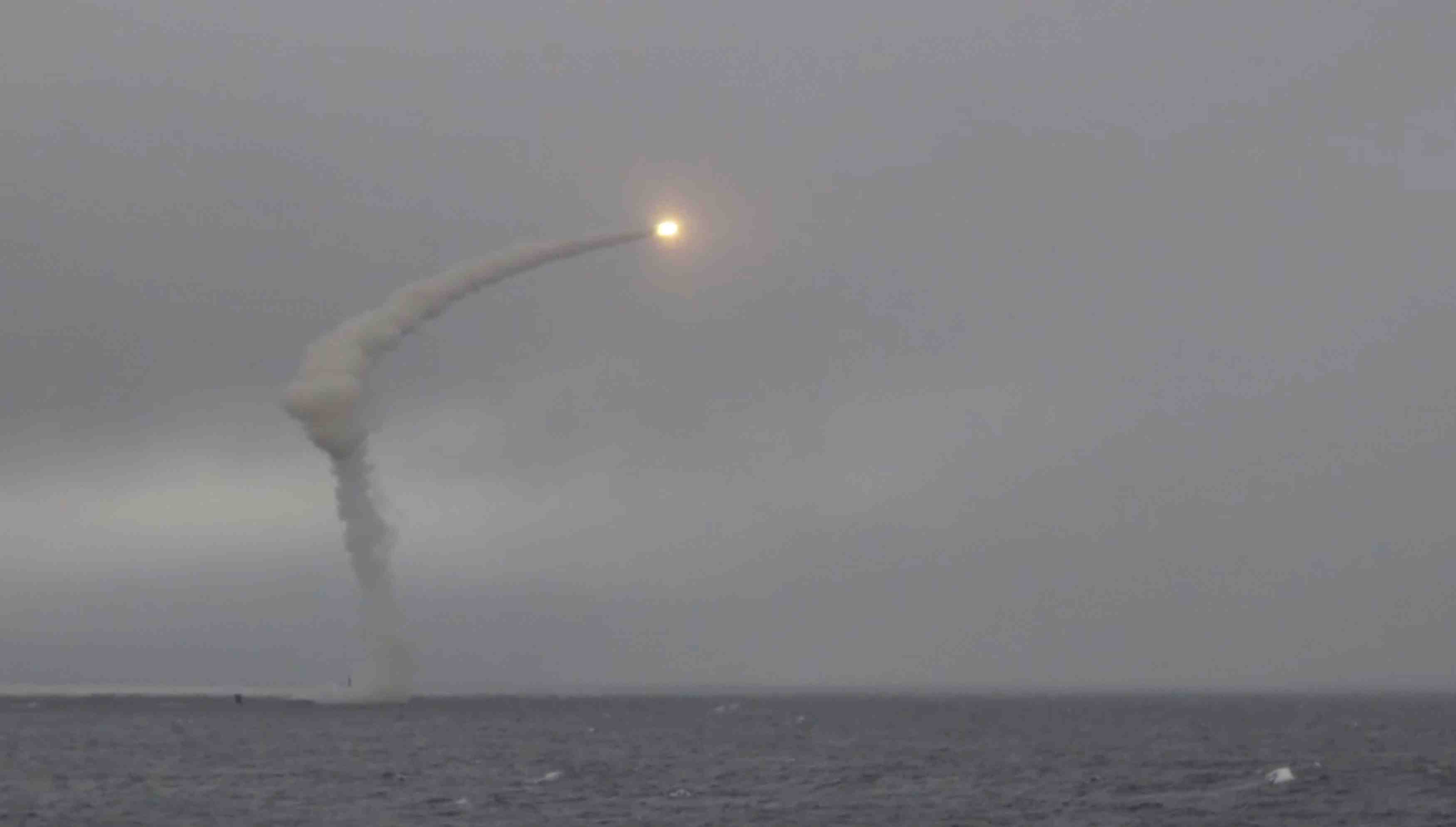 Une image fixe tiree d'une video, publiee par le ministere russe de la defense, montre ce qui semble etre un sous-marin russe a propulsion nucleaire tirant un missile de croisiere antinavire lors des exercices militaires umka-2022 dans la mer des tchouktches