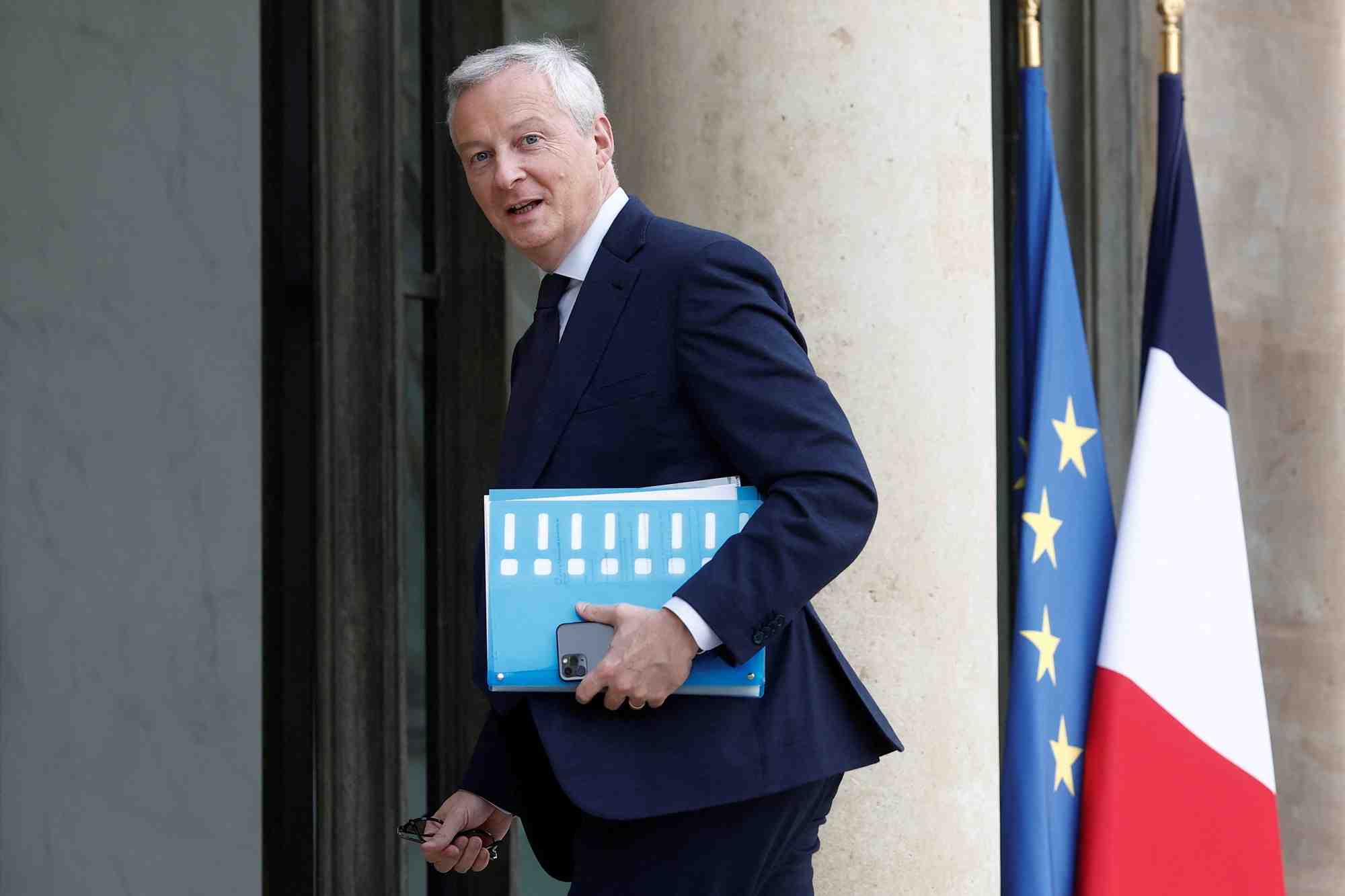 Le ministre francais de l'economie bruno le maire arrive a l'elysee