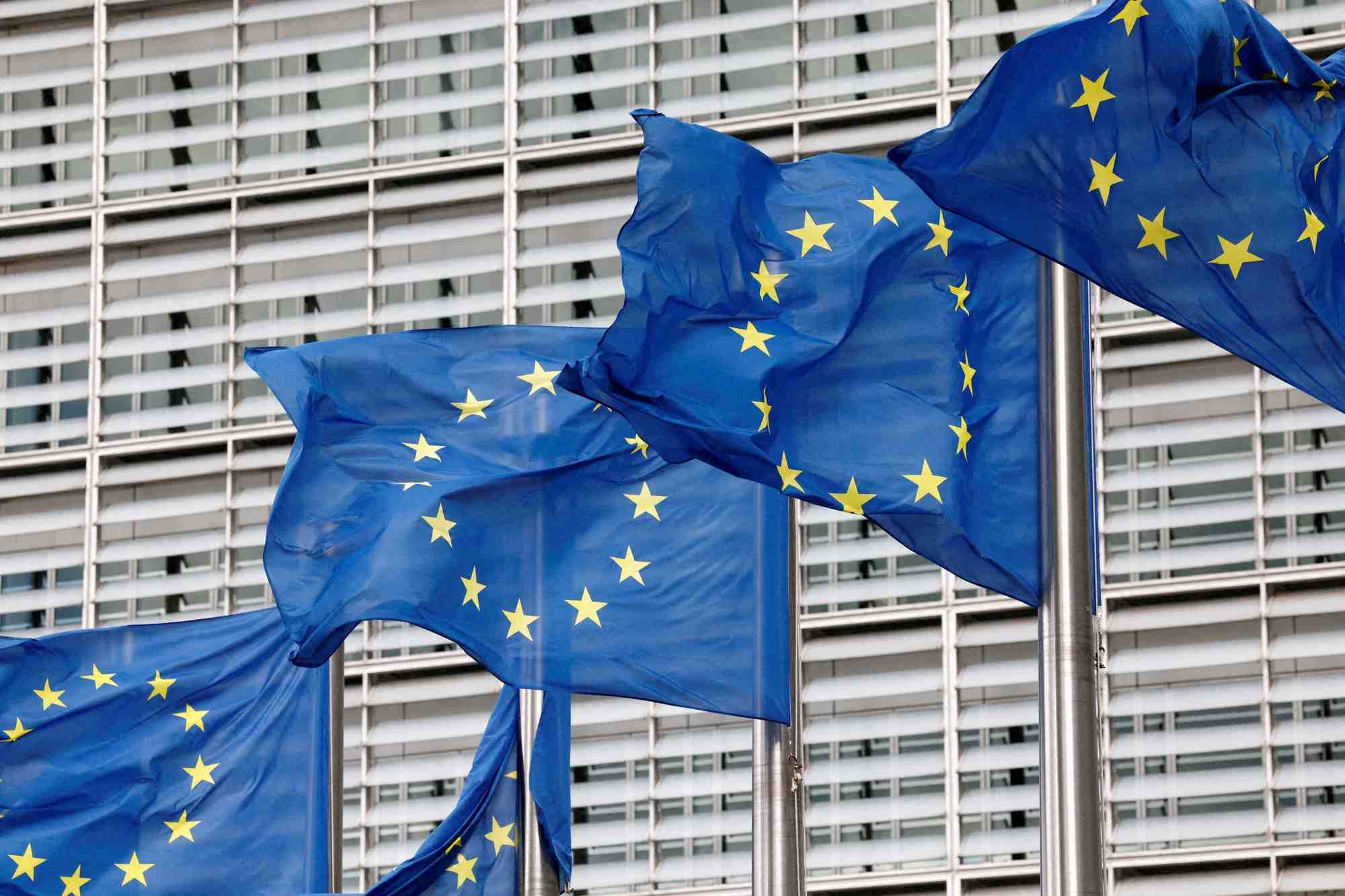 Les drapeaux de l'union europeenne devant le siege de la commission