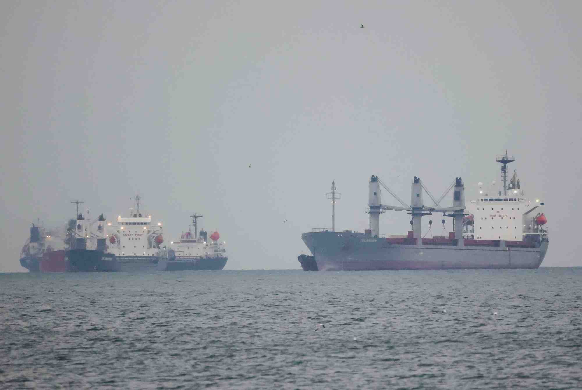 Photo de navires transportant des cereales dans le cadre de l'accord cerealier en mer noire de l'onu
