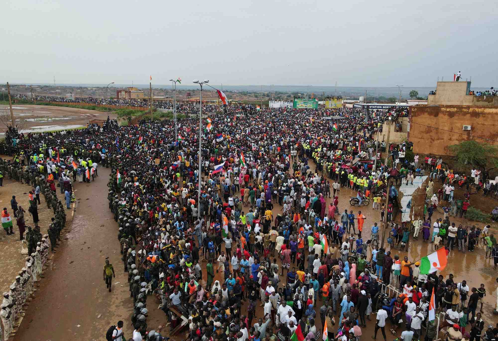 Des milliers de nigeriens se rassemblent devant le quartier general de l'armee francaise a niamey, au niger