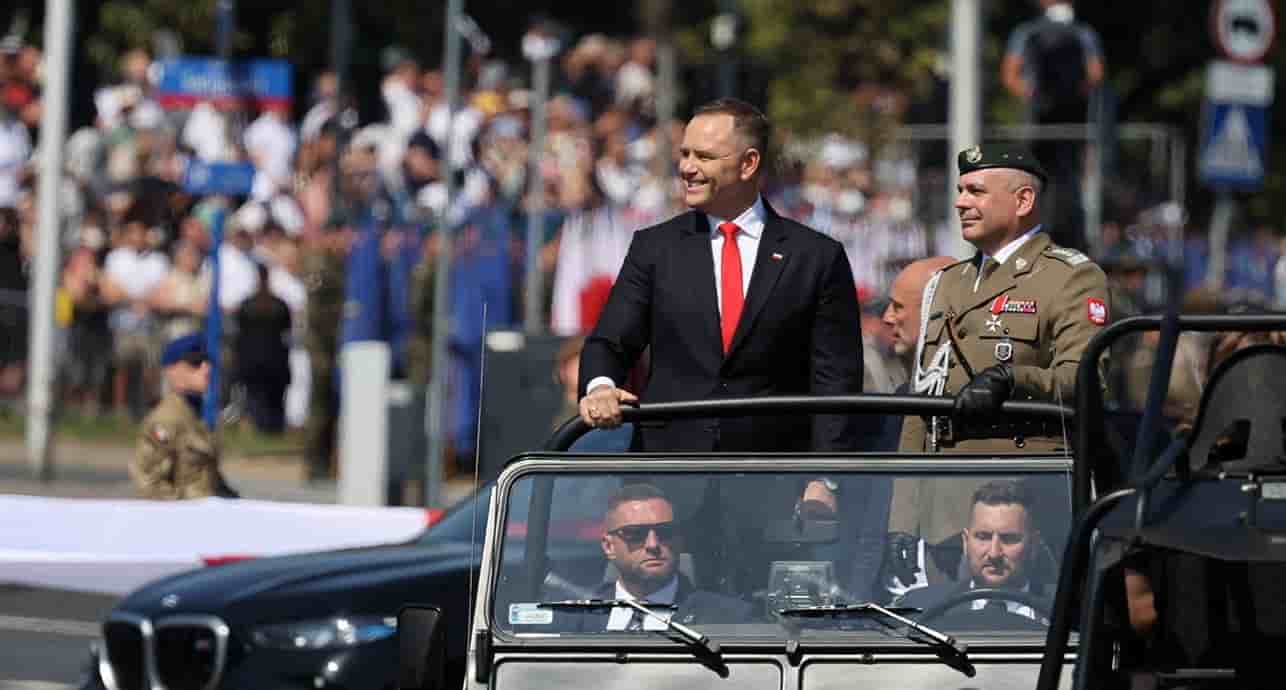 Le président polonais Karol Nawrocki participe au défilé militaire organisé le 15 août 2025 à l'occasion de la Journée des forces armées polonaises, qui commémore la victoire de la Pologne sur l'Armée rouge soviétique en 1920, à Varsovie, en Pologne.