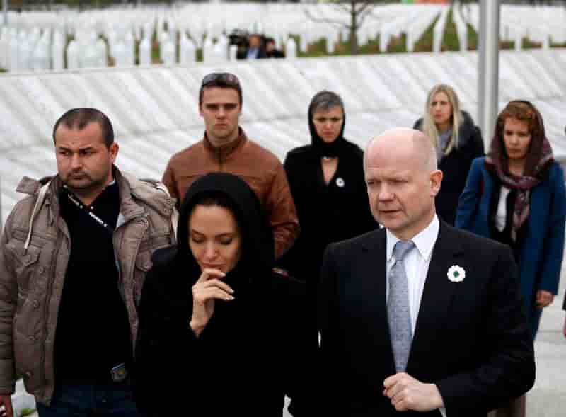 Angelina Jolie auprès des femmes violées de Srebrenica