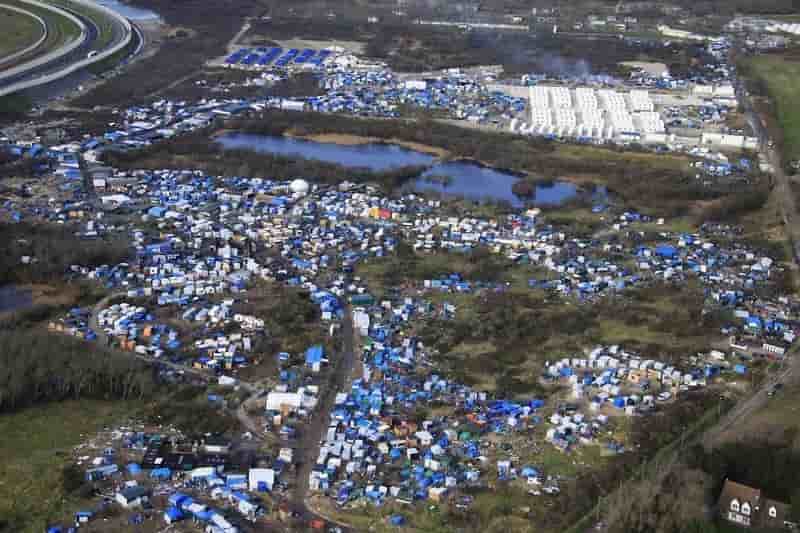 Bernard cazeneuve defend l'evacuation de la "jungle" de calais
