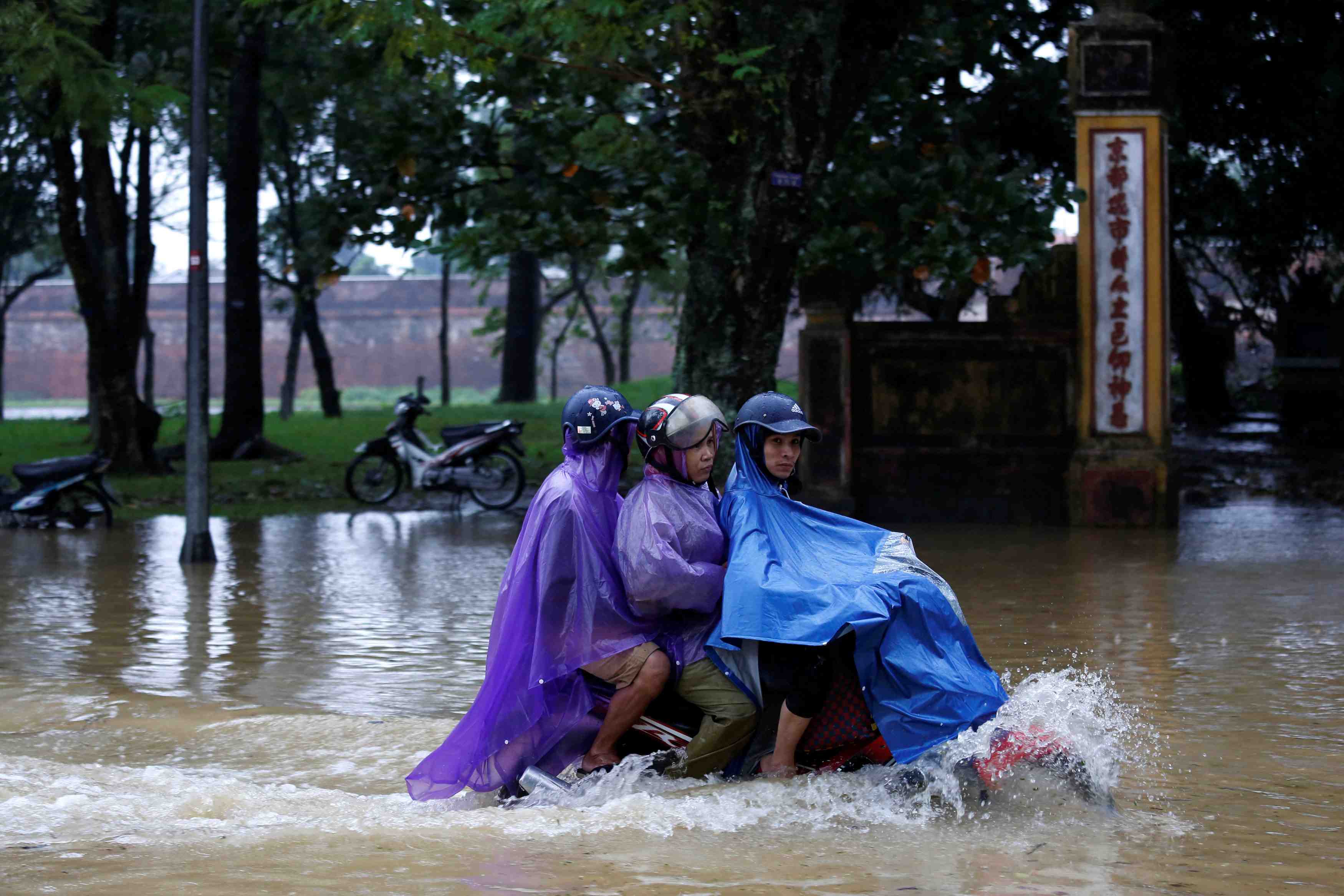Le bilan du typhon damrey s'alourdit au vietnam