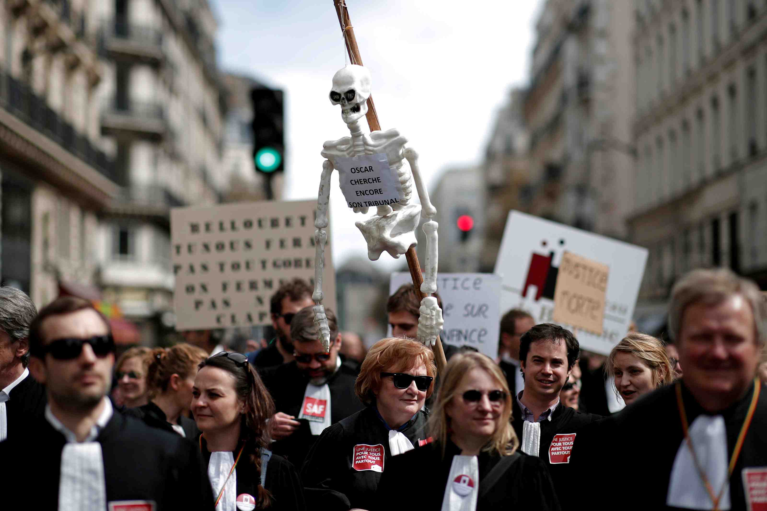 4.000 robes noires defilent a paris contre la reforme de la justice