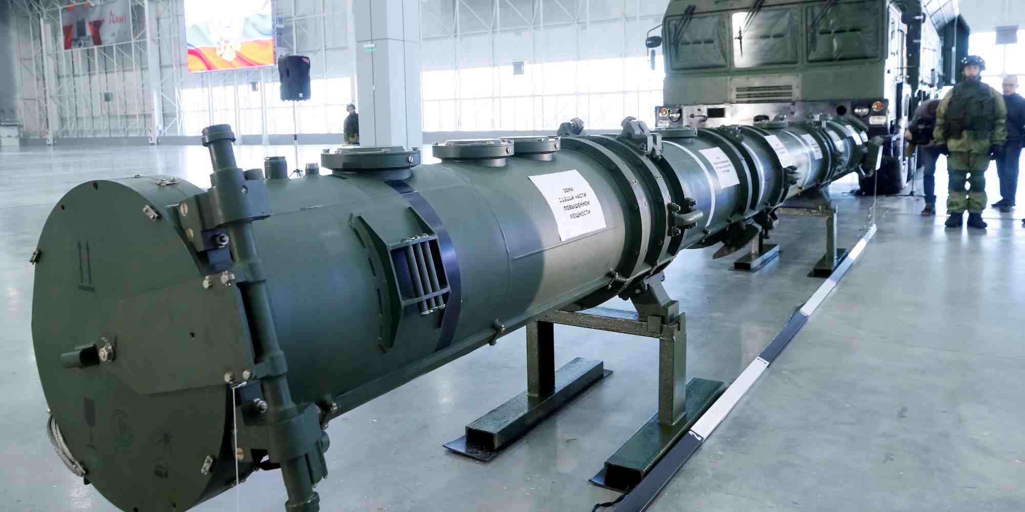 Le 9M729 ("SSC-8" pour l'OTAN) est l'un des plus récents missiles de croisière de la Russie, partie du système de missile opérationnel tactique Iskander-M. Il est présenté ici à la presse par le ministère de la Défense à l'Expocentre du Patriote, près de Moscou, le 23 janvier 2019. Le Burevestnik 9M730 ("SSC-X-9 Skyfall" pour l'OTAN) est le futur missile de croisière à propulsion nucléaire, encore à l'état expérimental. Il serait doté d'une vitesse subsonique et d'un rayon d'action illimité.