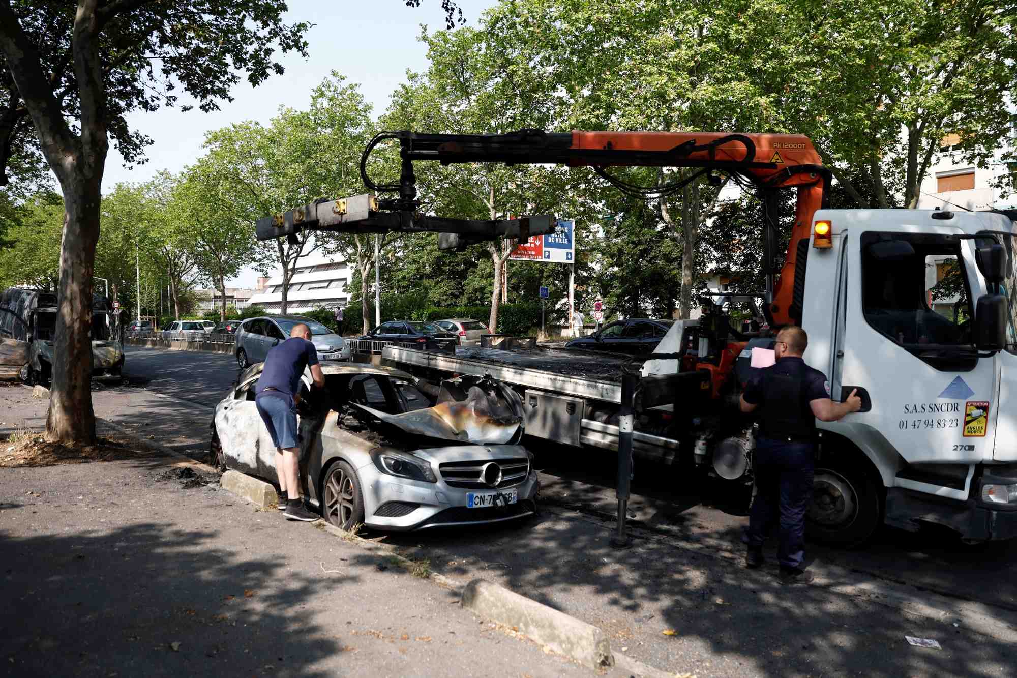 Consequences des affrontements entre des jeunes et des policiers en banlieue parisienne
