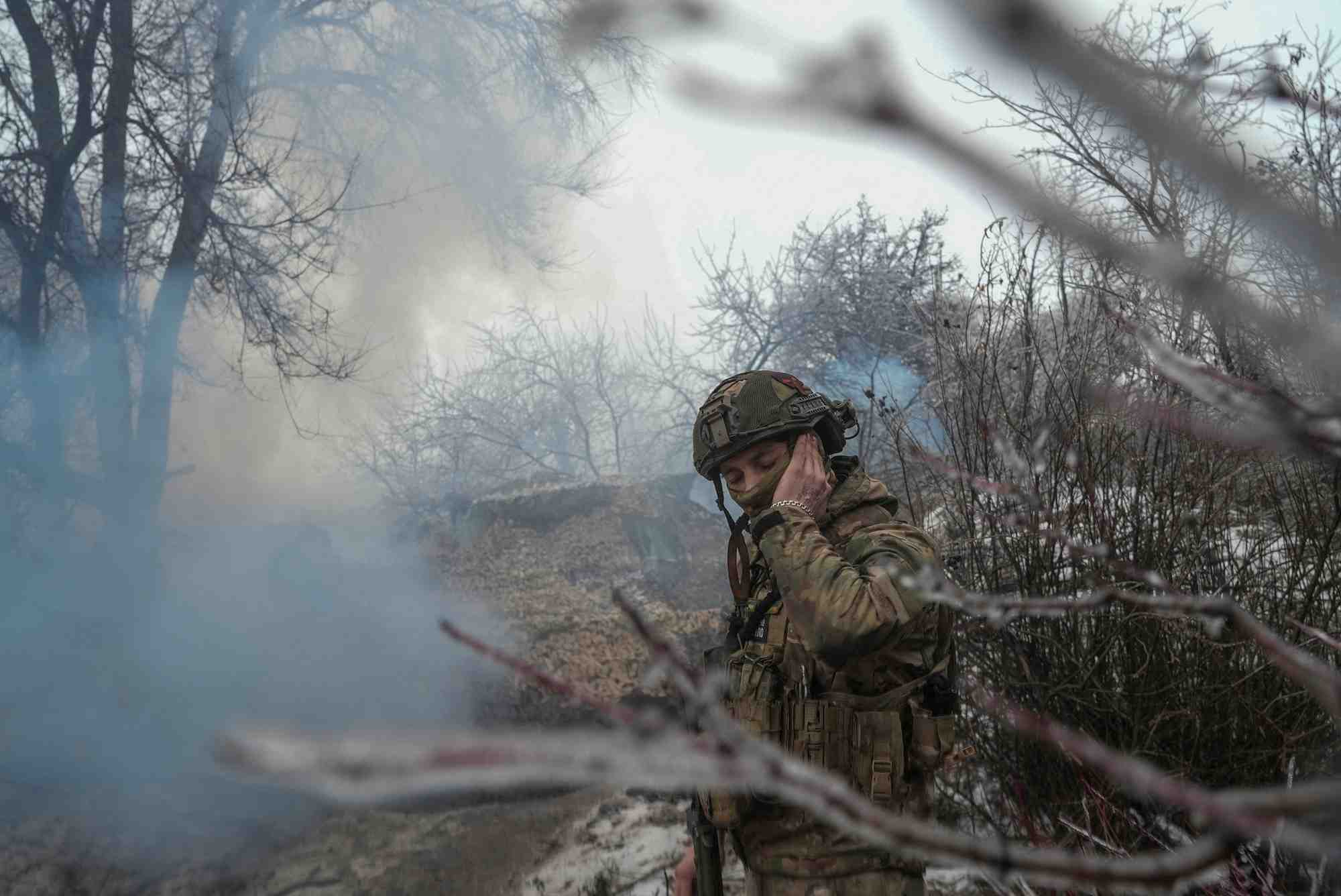 Un soldat ukrainien pres de la ville de bakhmut, en ukraine