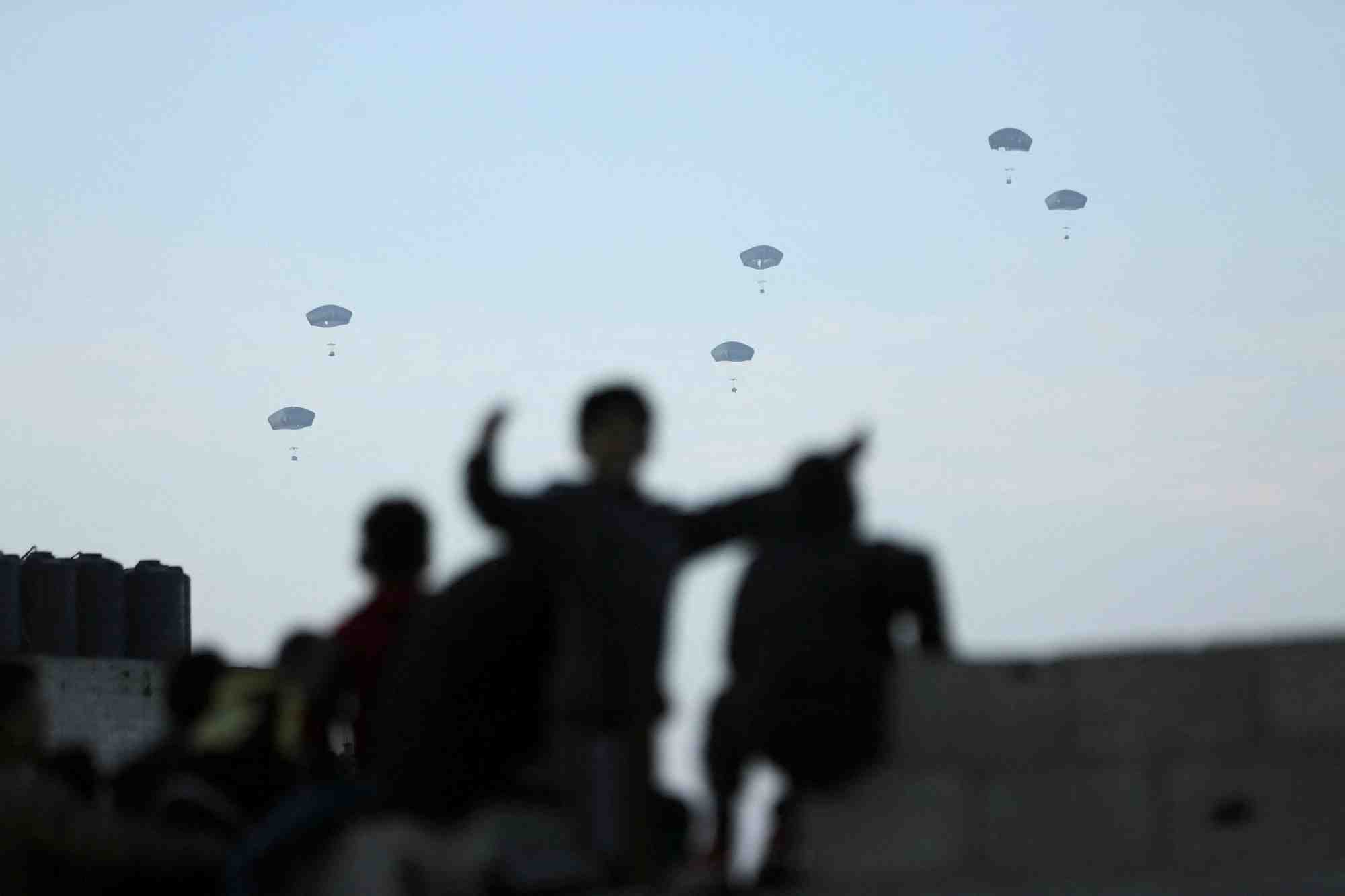 Le premier largage d'aide de l'armee americaine au-dessus de gaza
