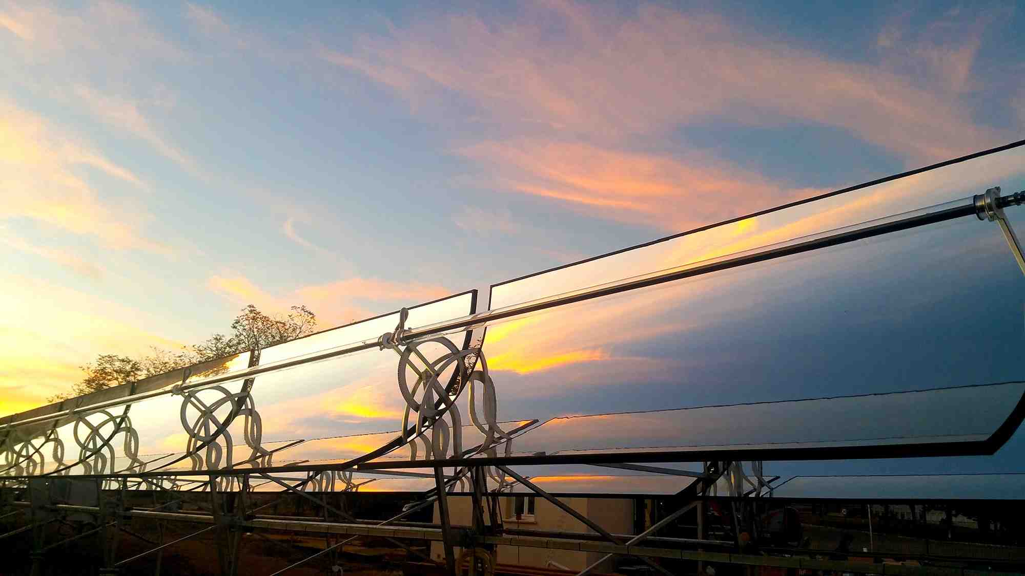 Installée par l’opérateur Helioclim, la centrale solaire de la base militaire de Saint-Christol-d’Albion dans le Vaucluse fournit une partie de l’énergie consommée par le 2e régiment étranger de génie (REG) appartenant à la Légion étrangère.
