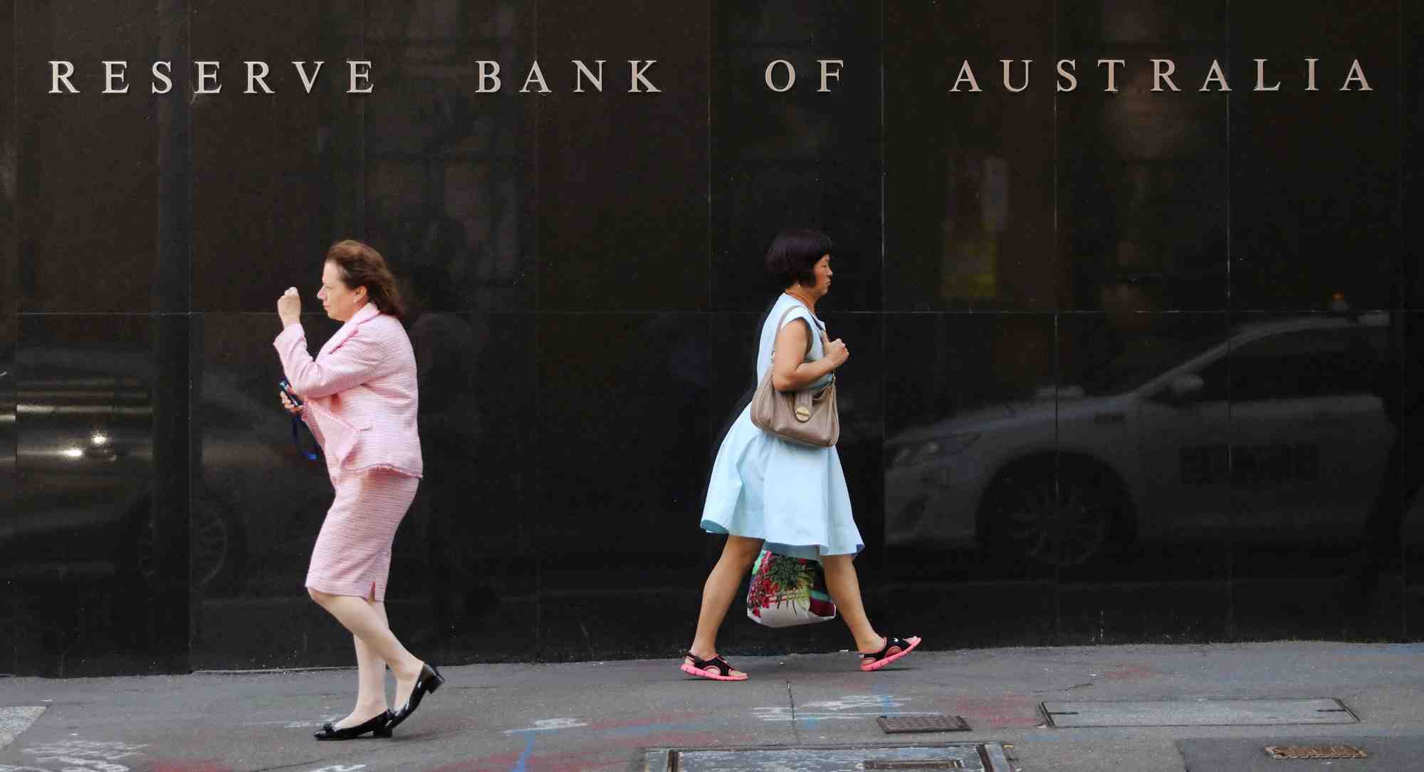 Deux femmes marchent a cote du siege de la reserve bank of australia dans le centre de sydney, en australie