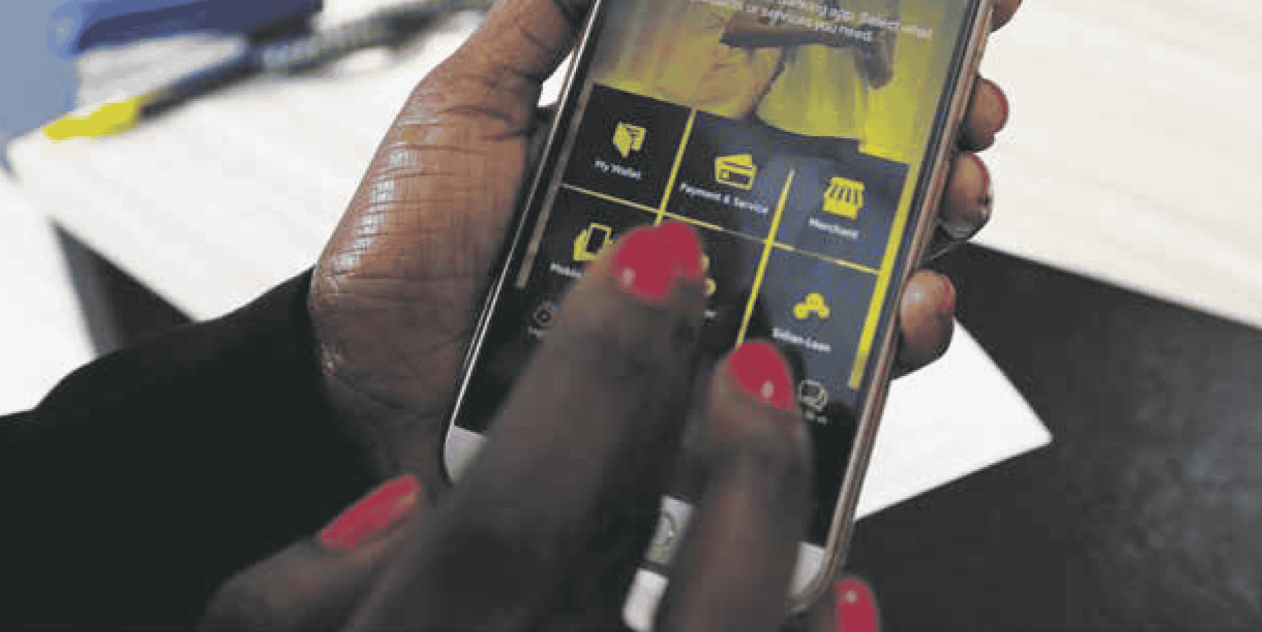 Fintech mobile banking money smartphone téléphone