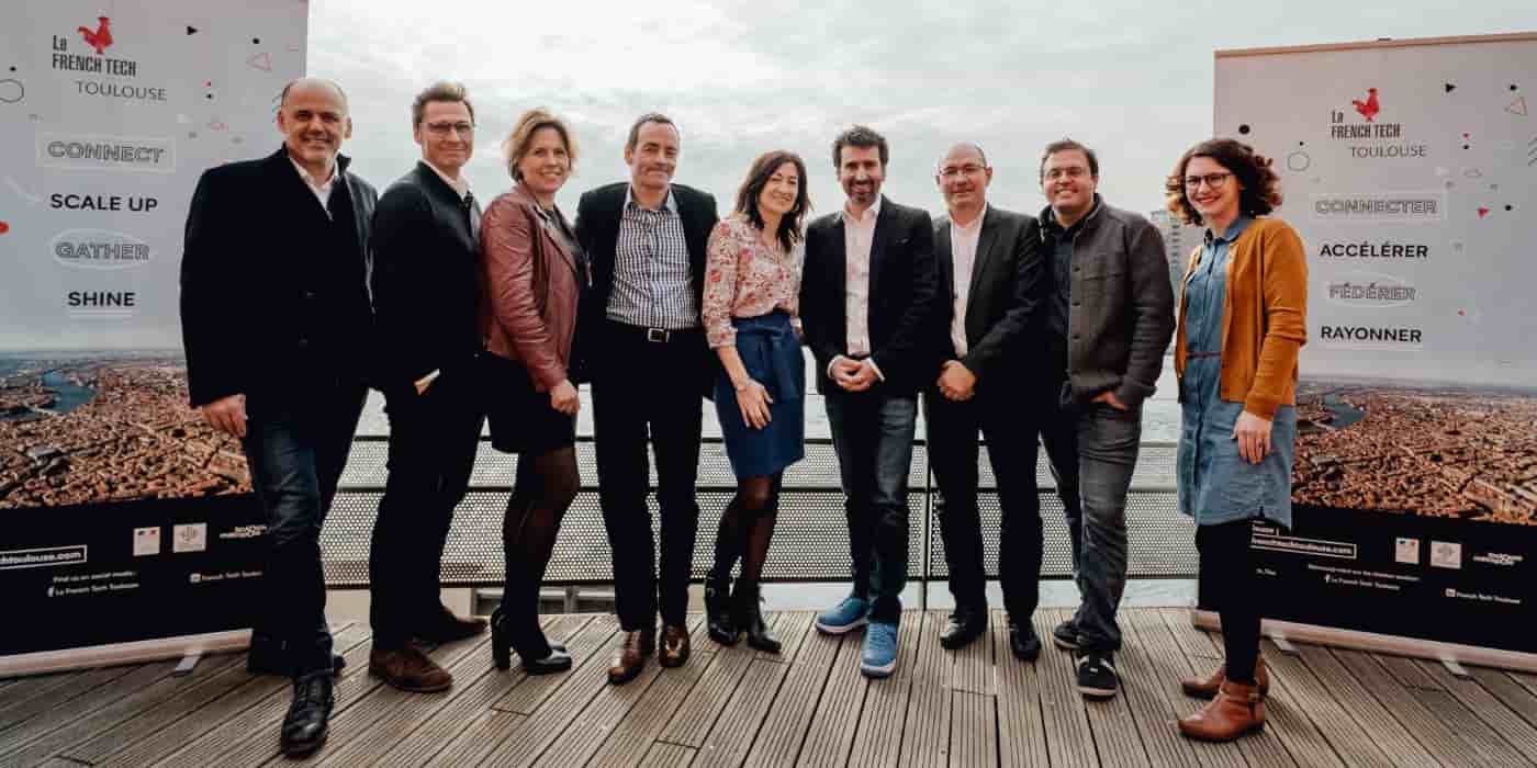 Sandrine Jullien-Rouquié, présidente de la French Tech Toulouse (au centre), entourée des 8 entrepreneurs toulousains qui impulsent l'association au quotidien.