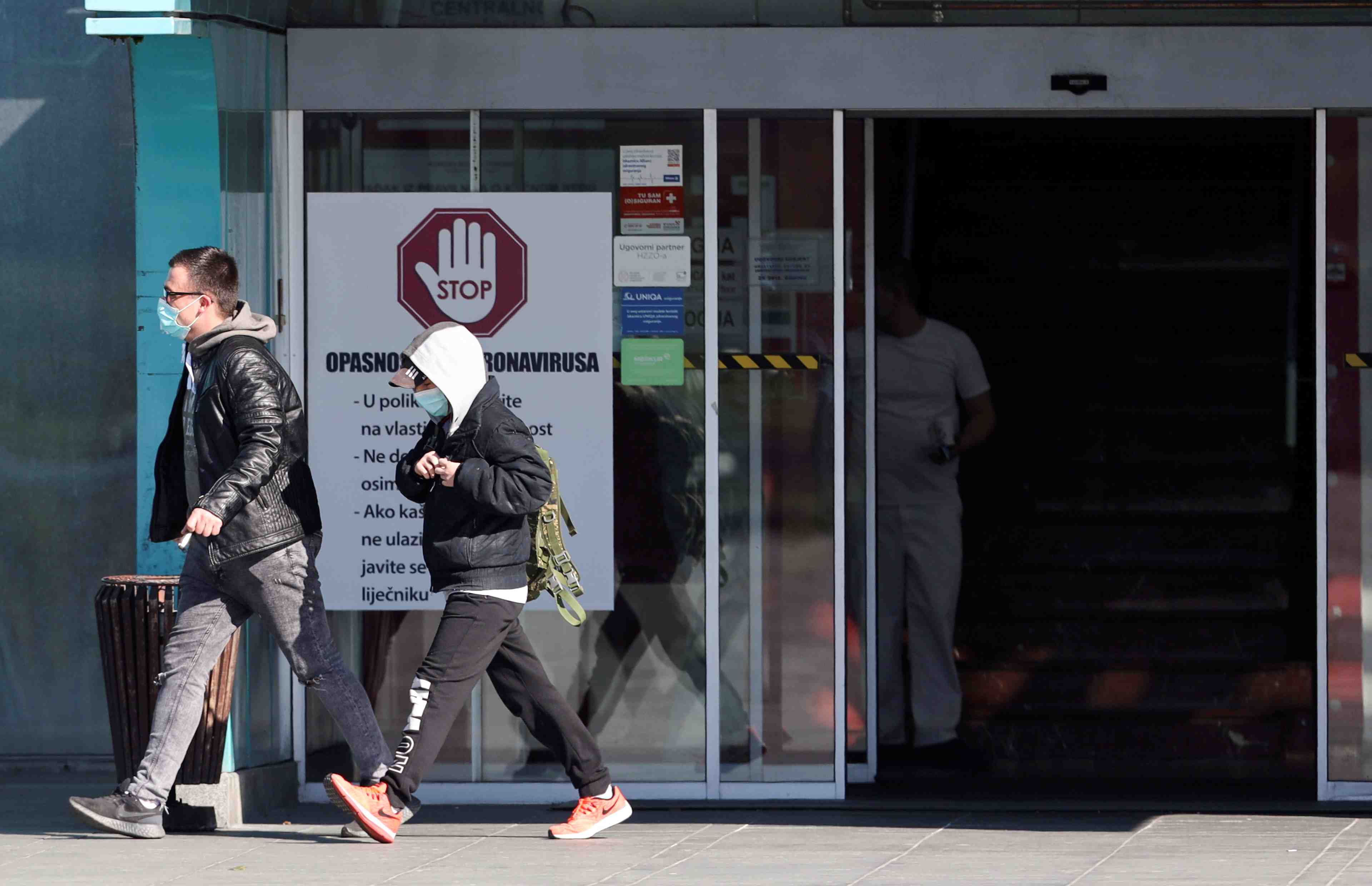 Le port du masque obligatoire dans les lieux publics fermes en croatie