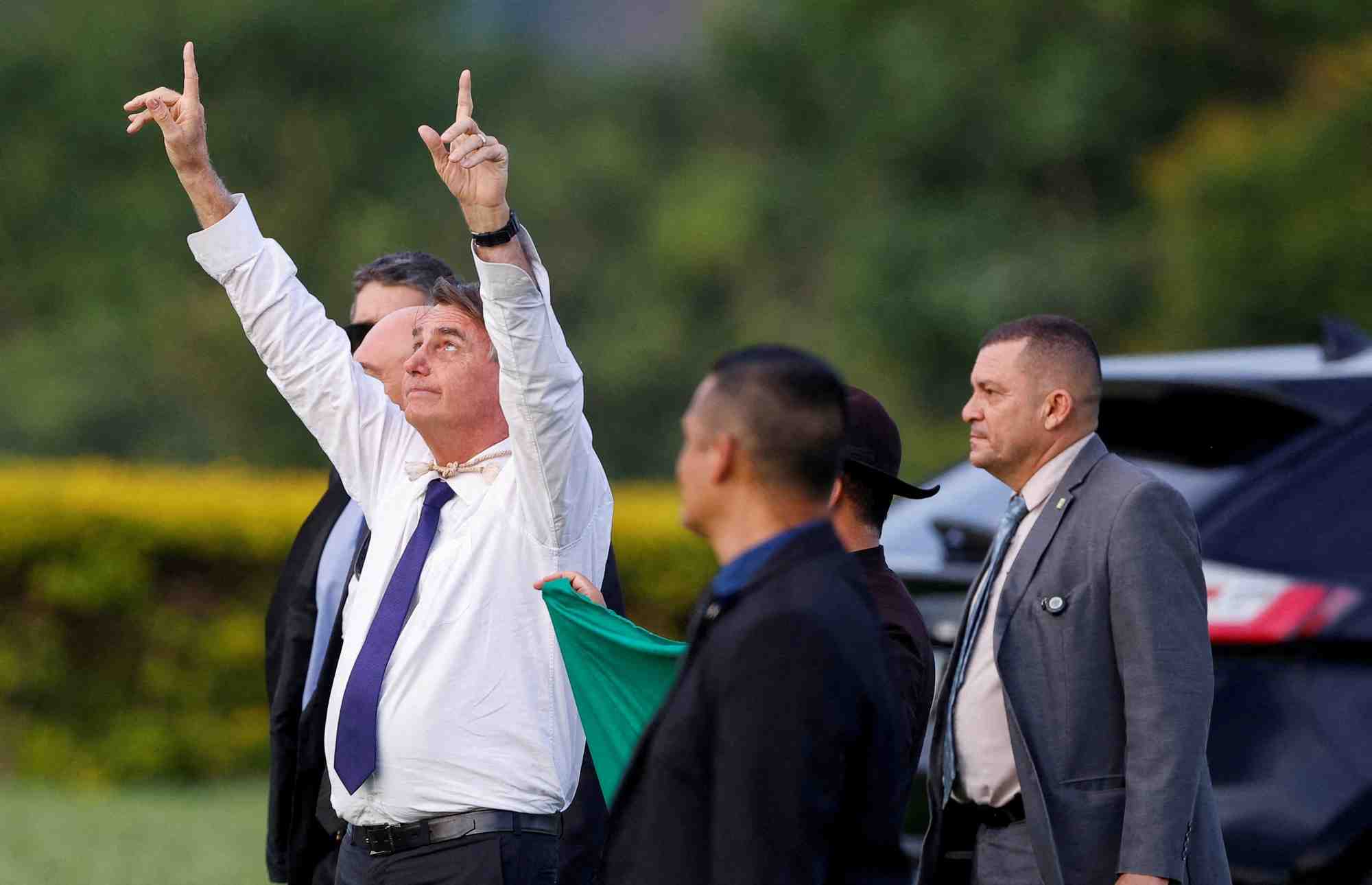 Le president bresilien bolsonaro rencontre des partisans au palais de l'alvorada, a brasilia