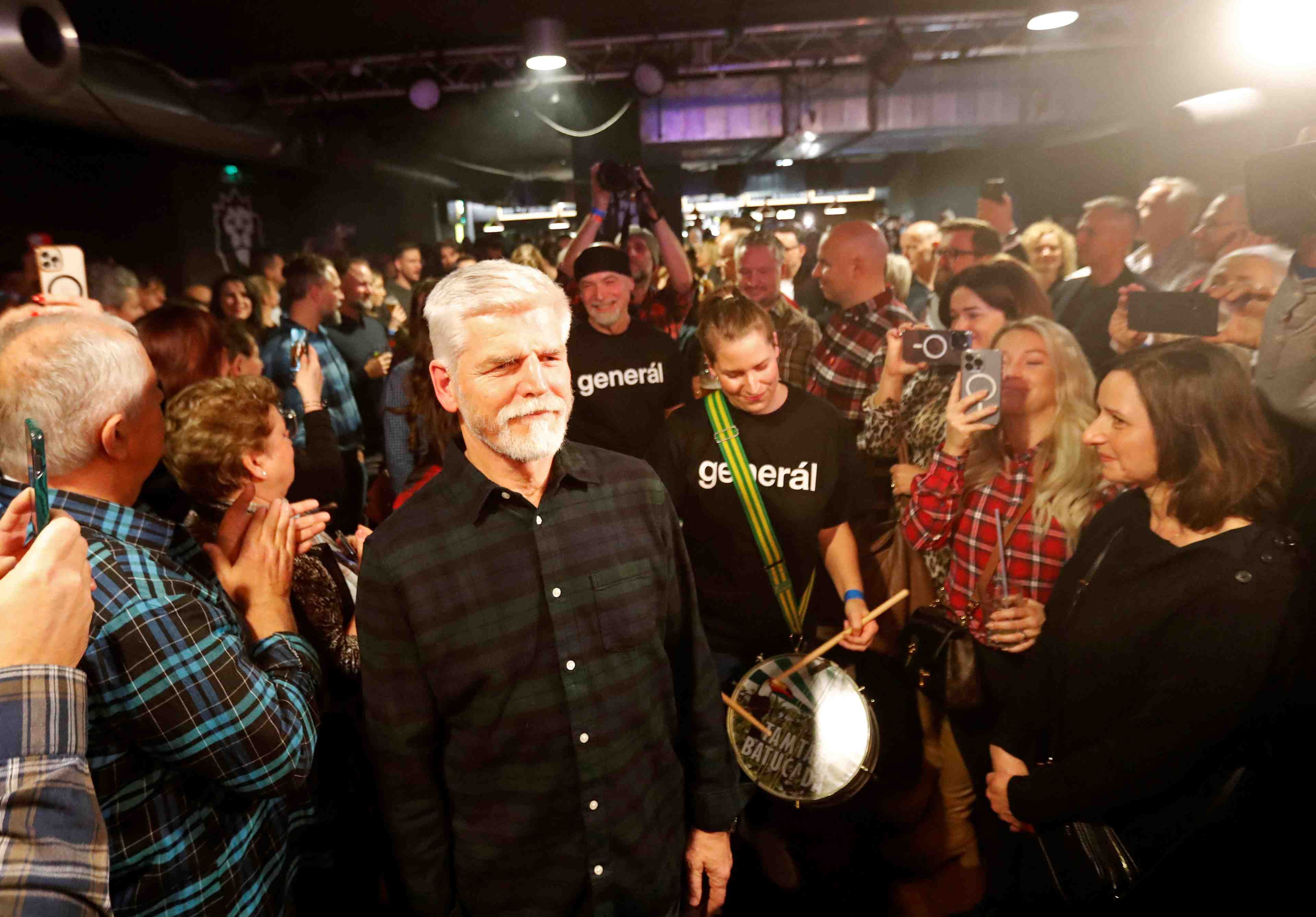 Le candidat presidentiel petr pavel rencontre ses partisans a prague
