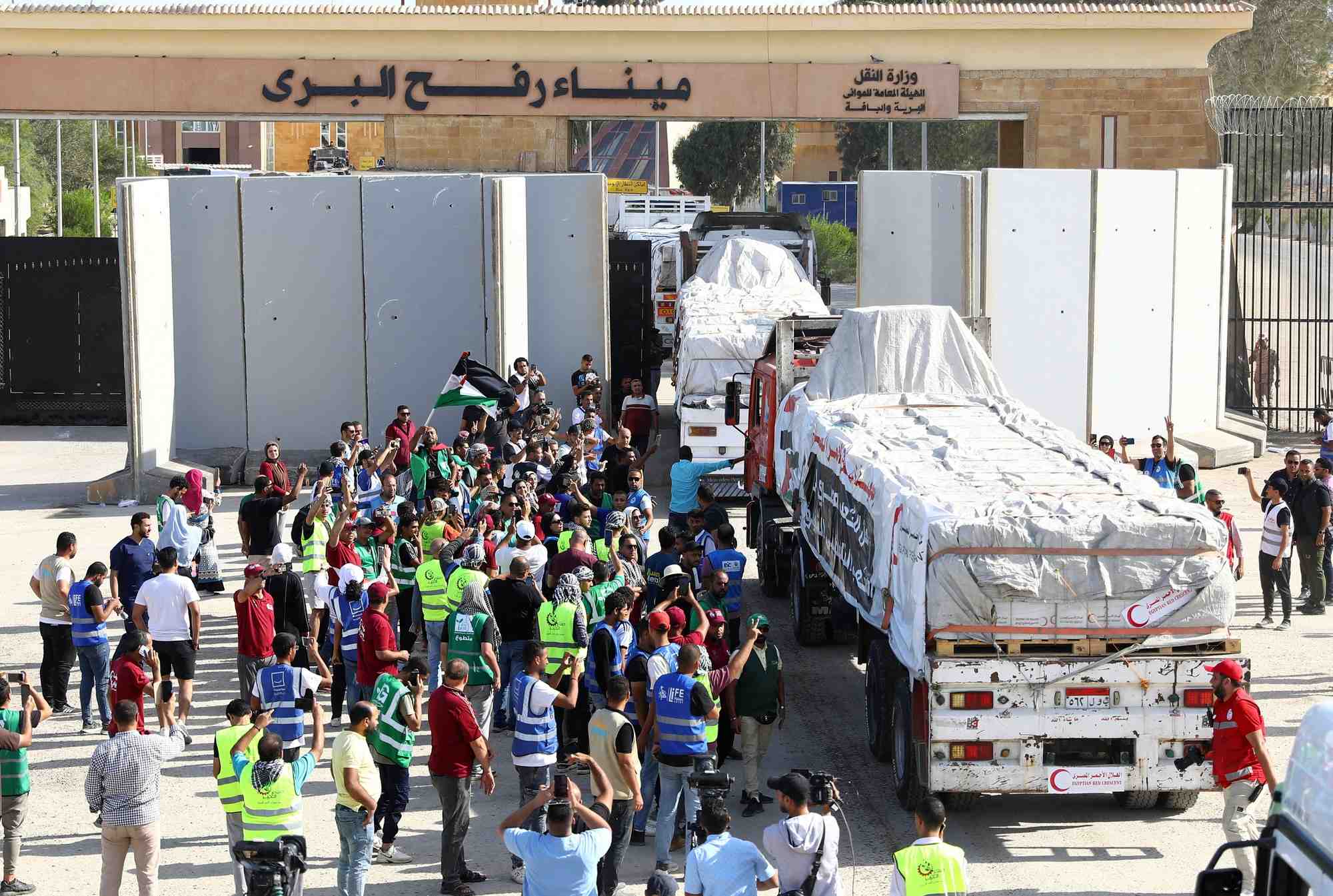 Des camions transportant de l'aide humanitaire d'ong egyptiennes au poste frontiere de rafah