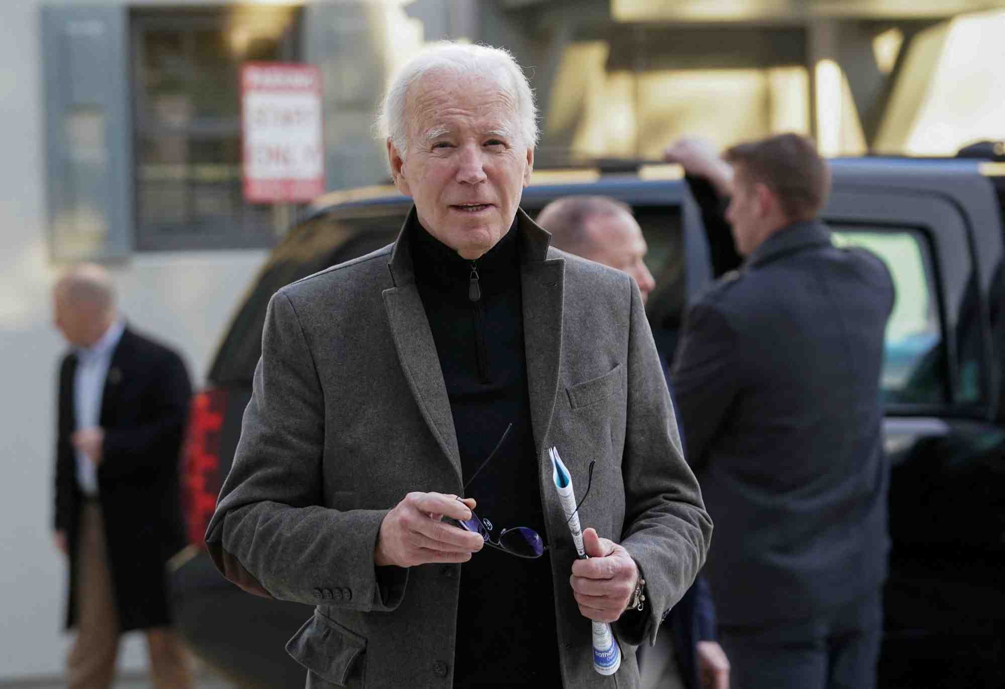 Joe biden quitte l'eglise de rehoboth beach, dans le delaware