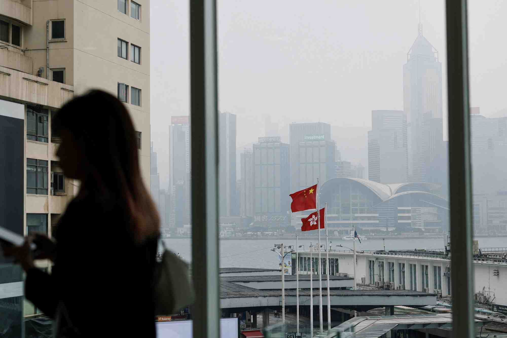 Des drapeaux chinois et hongkongais