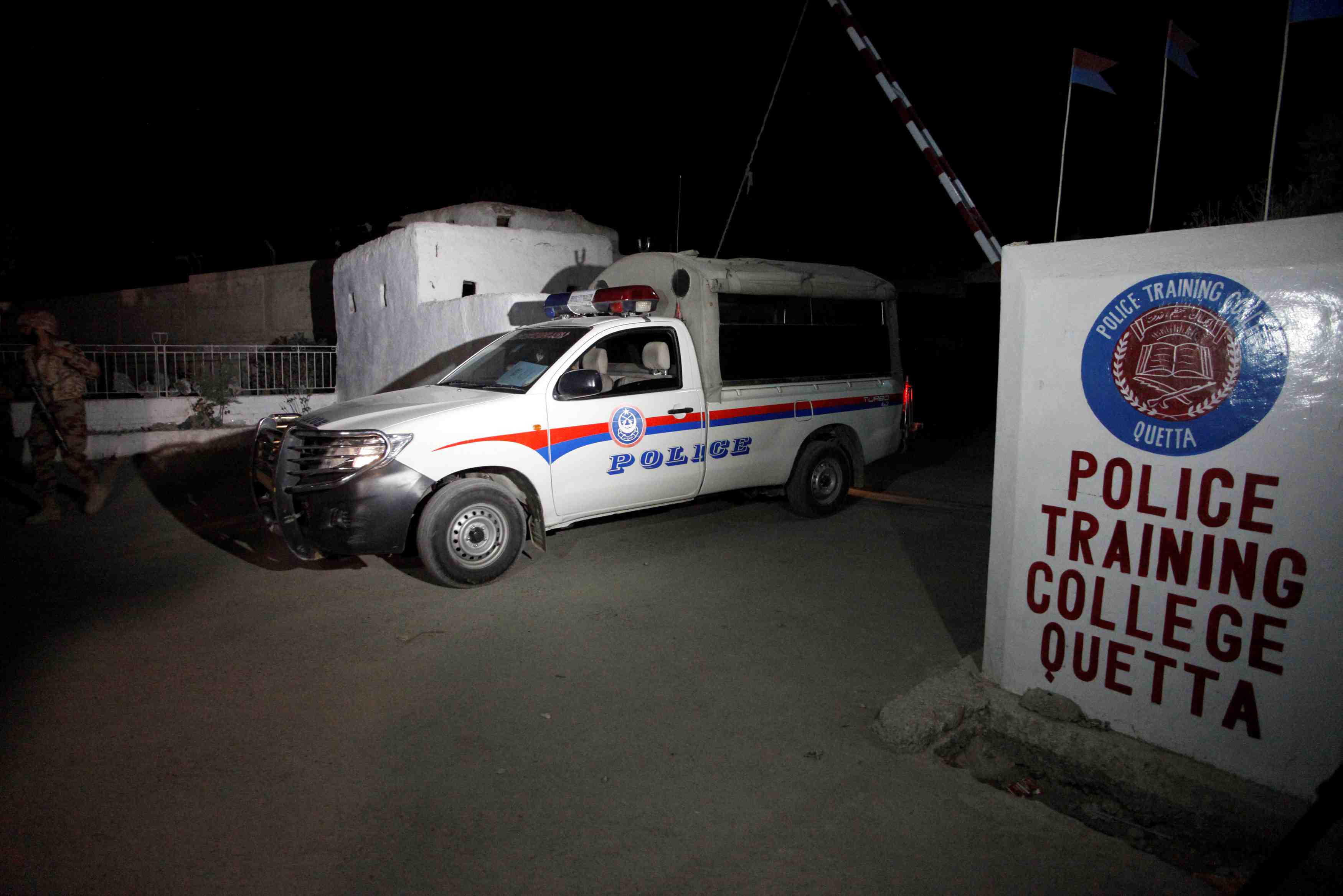 Attaque a une ecole de police au pakistan a fait presque 50 morts