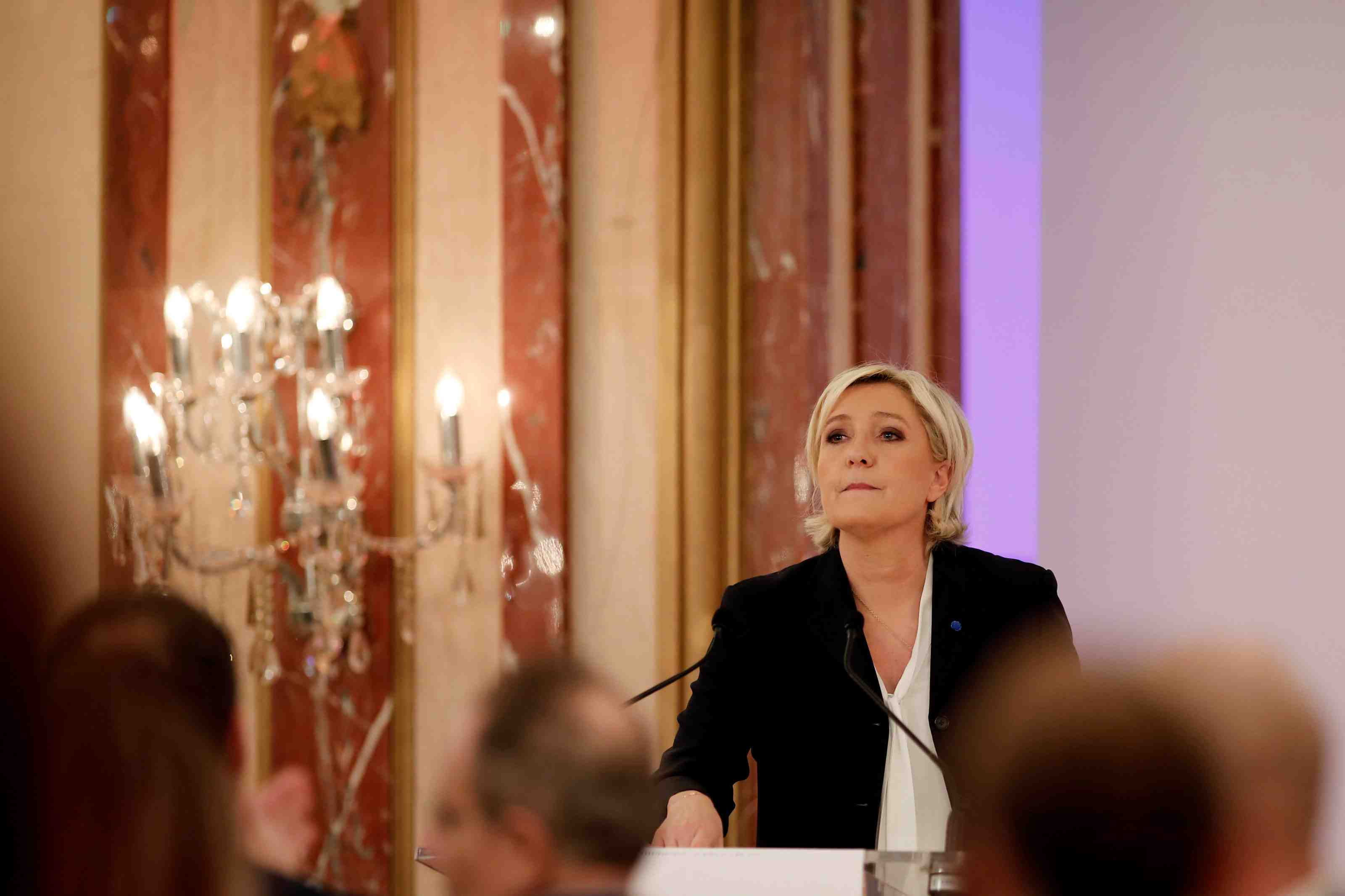 Le pen (24%) devance macron (23%) et fillon (20%), selon un sondage opinionway