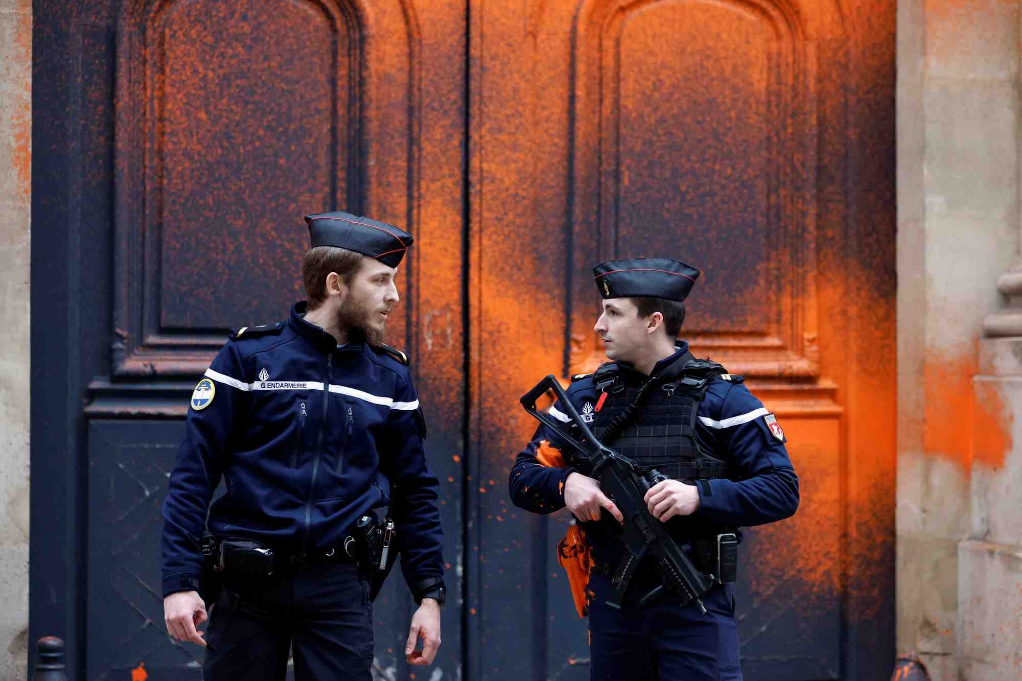 Des militants ecologistes de "derniere renovation" pulverisent de la peinture sur l'hotel matignon a paris