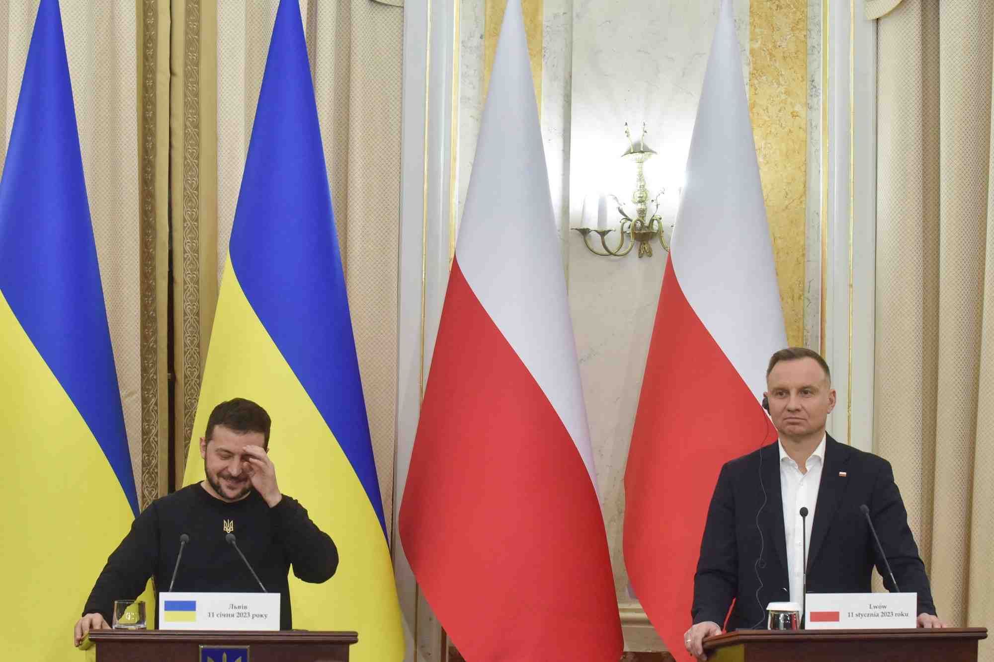 Le president ukrainien volodymyr zelenskiy et le president polonais andrzej duda lors d'un point de presse a lviv
