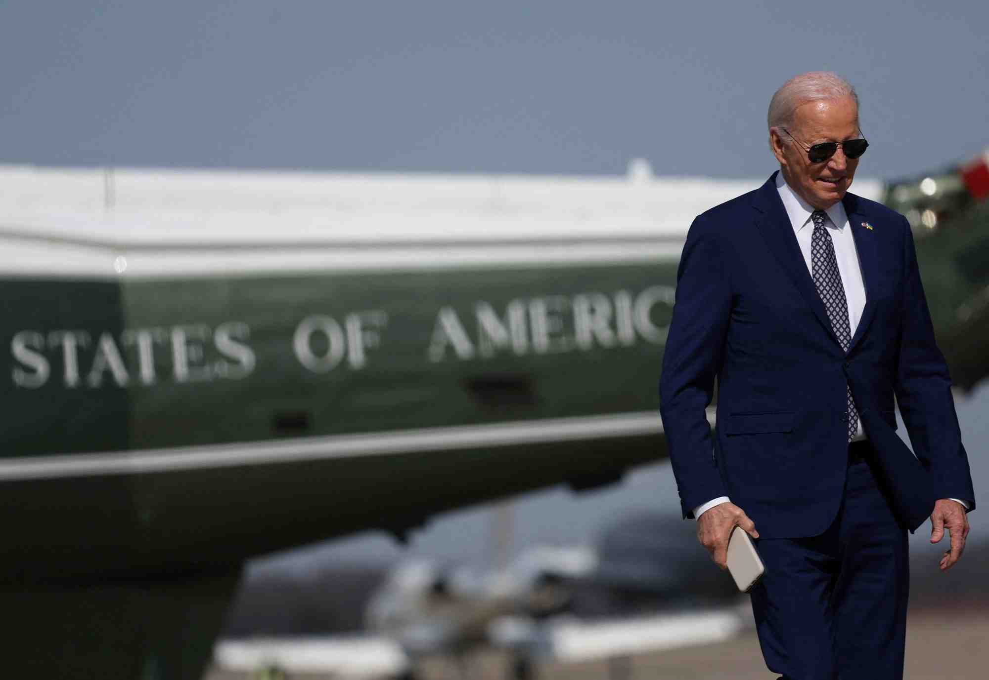 Le president americain joe biden embarque a bord d'air force one pour se rendre a new york depuis la base militaire d'andrews