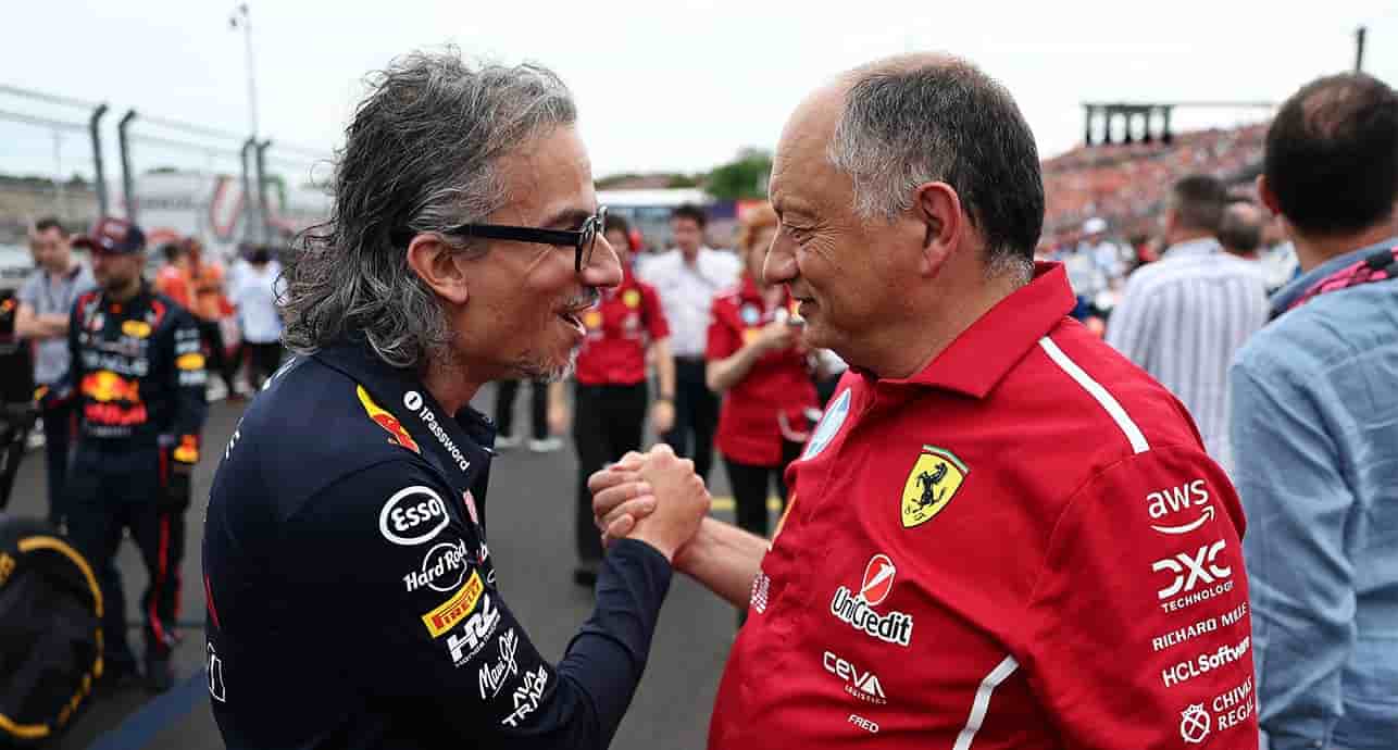 Le directeur de l’écurie de Formule 1 Red Bull Laurent Mekies (à gauche), serre la main à Frédéric Vasseur, directeur de l’écurie Ferrari (à droite), au Grand Prix de Hongrie, le 3 août 2025.