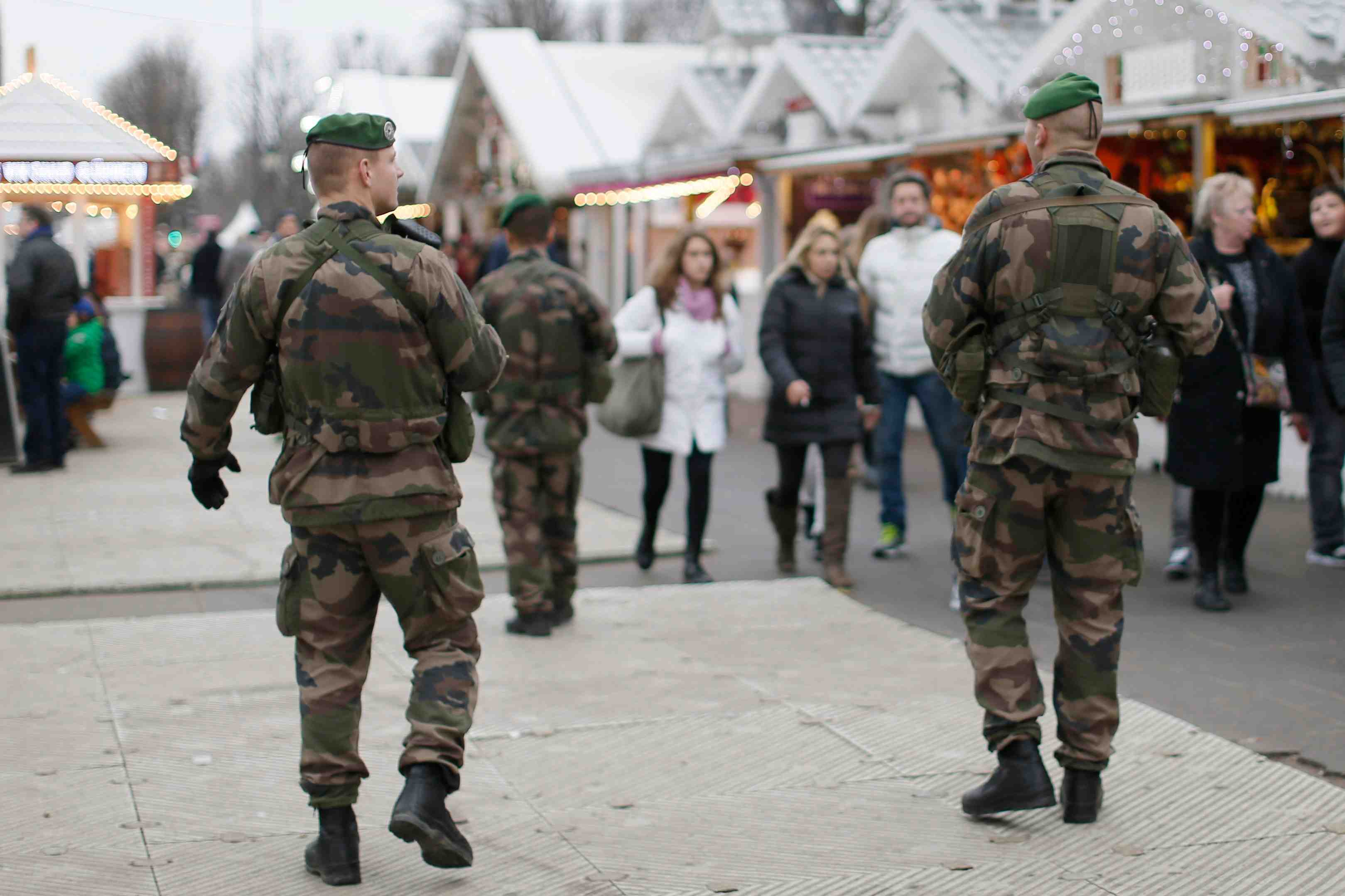 Patrouilles renforcees en france apres une serie d'attaques