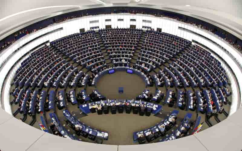 Le parlement europeen demande une surveillance de la hongrie