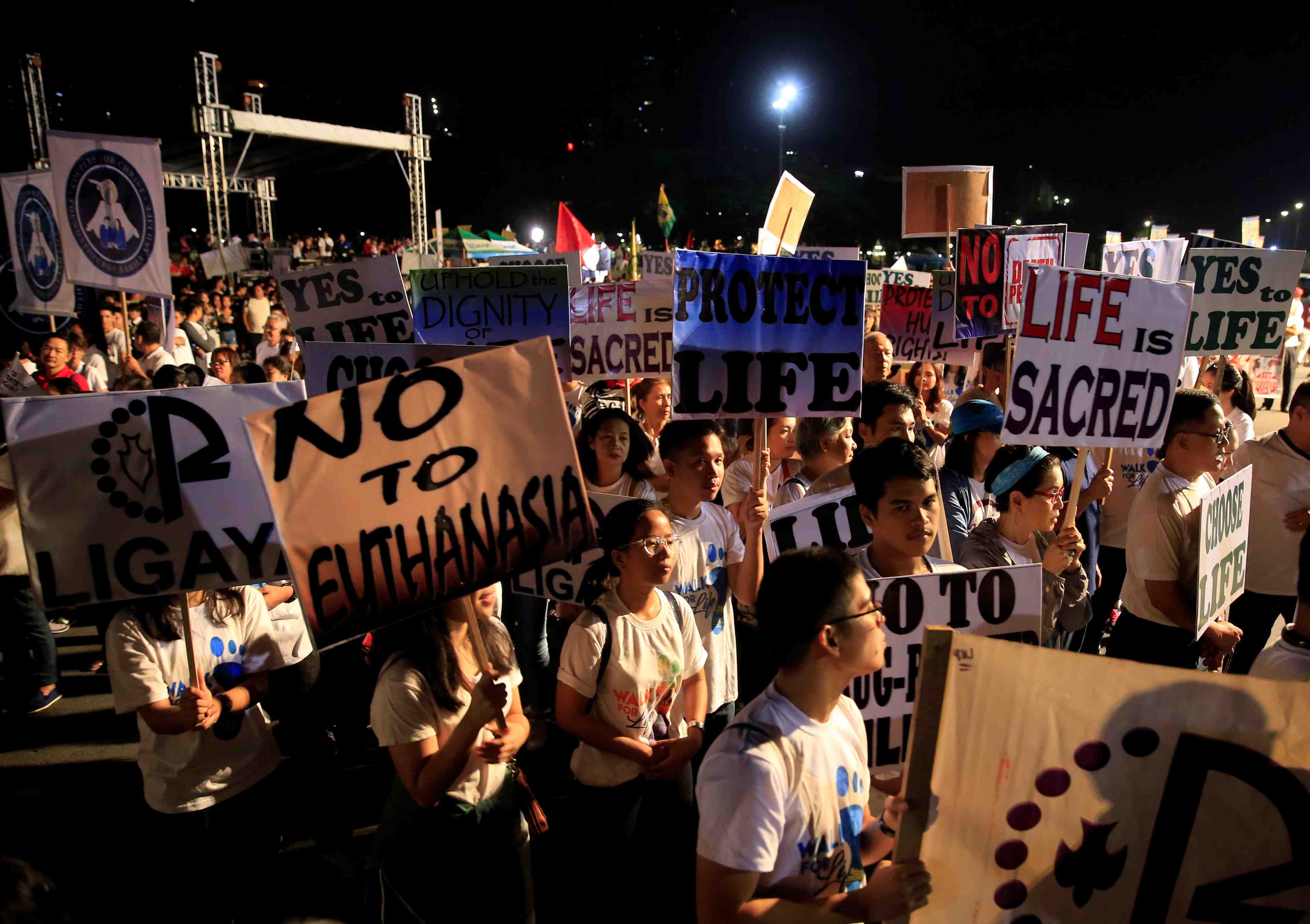 Manifestation de catholiques a manille contre rodrigo duterte